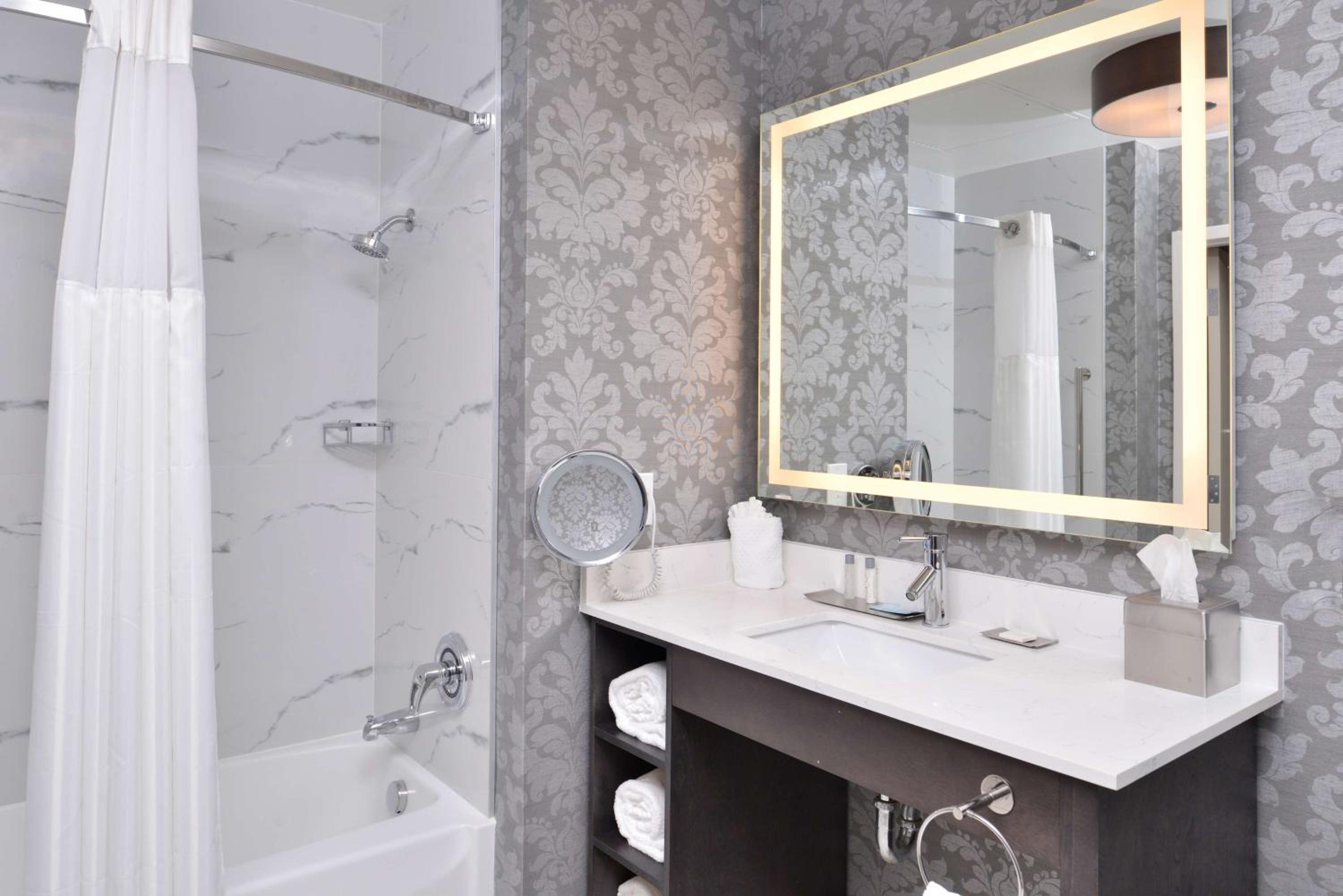 Queen Room with Roll-In Shower - Mobility and Hearing Access - Photo 9