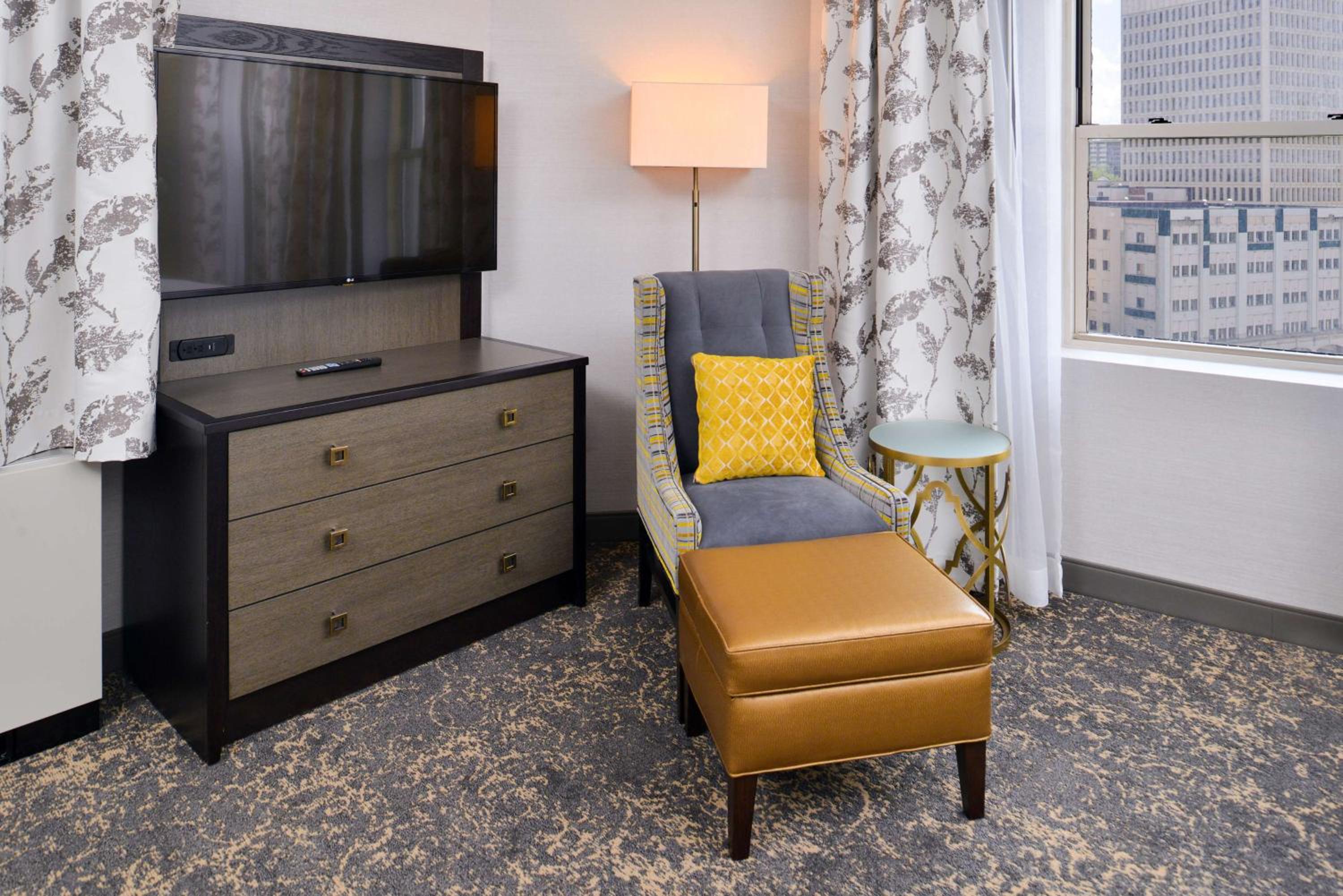 Corner Queen Room with Two Queen Beds - Photo 5