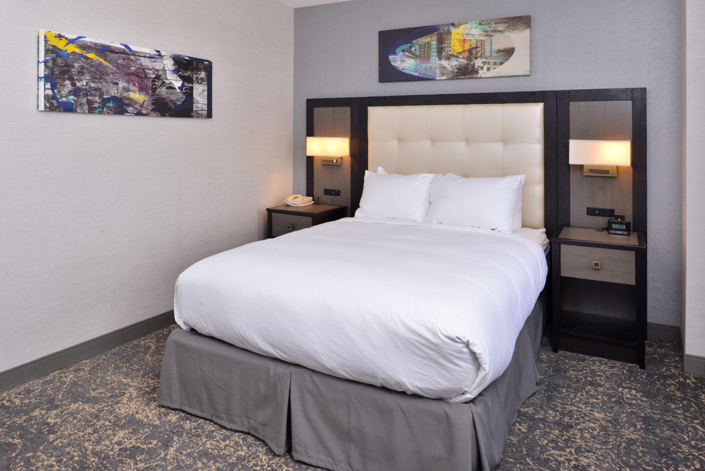 Queen Room with Roll-In Shower - Mobility and Hearing Access - Photo 6
