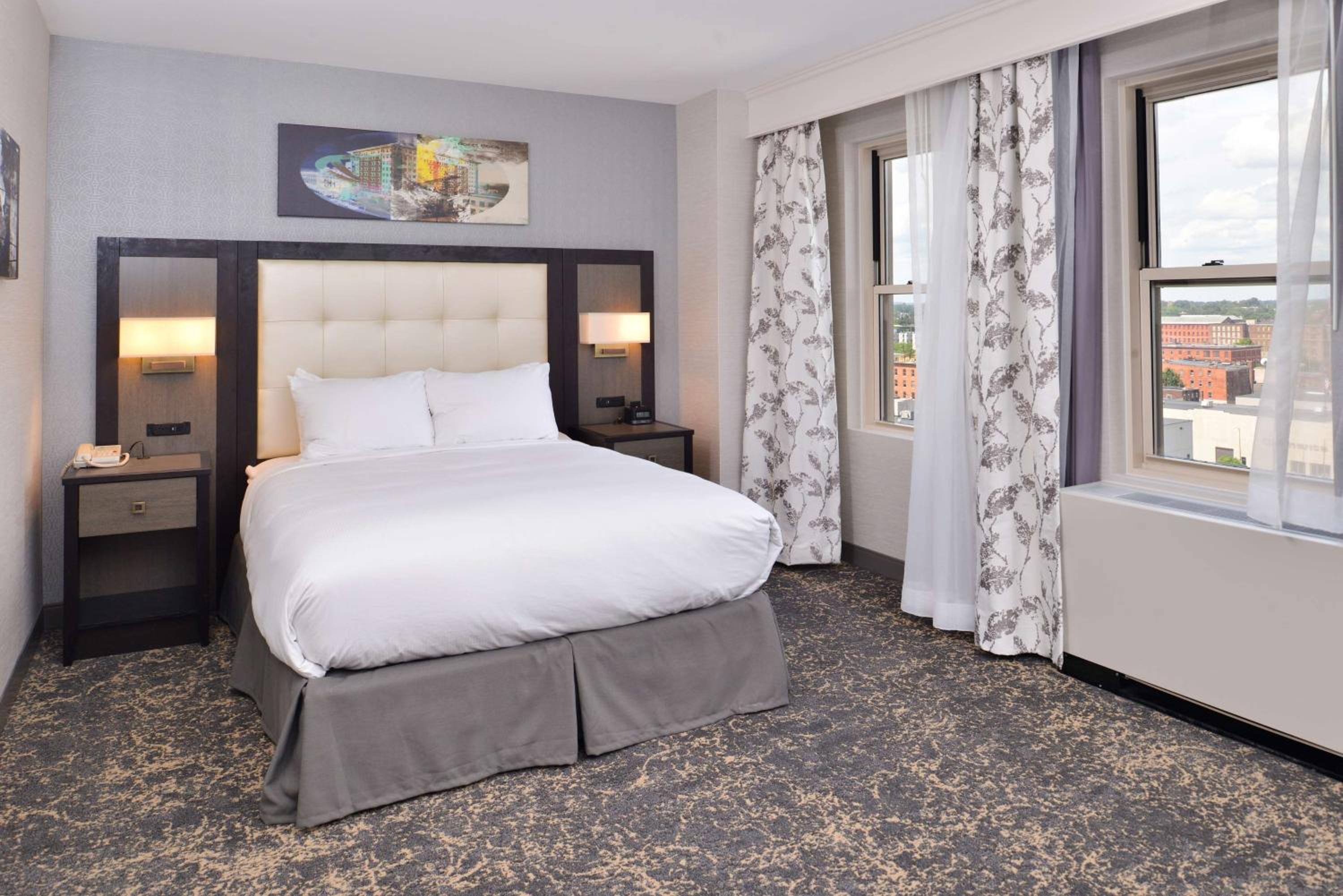 Queen Room with Roll-In Shower - Mobility and Hearing Access - Photo 7
