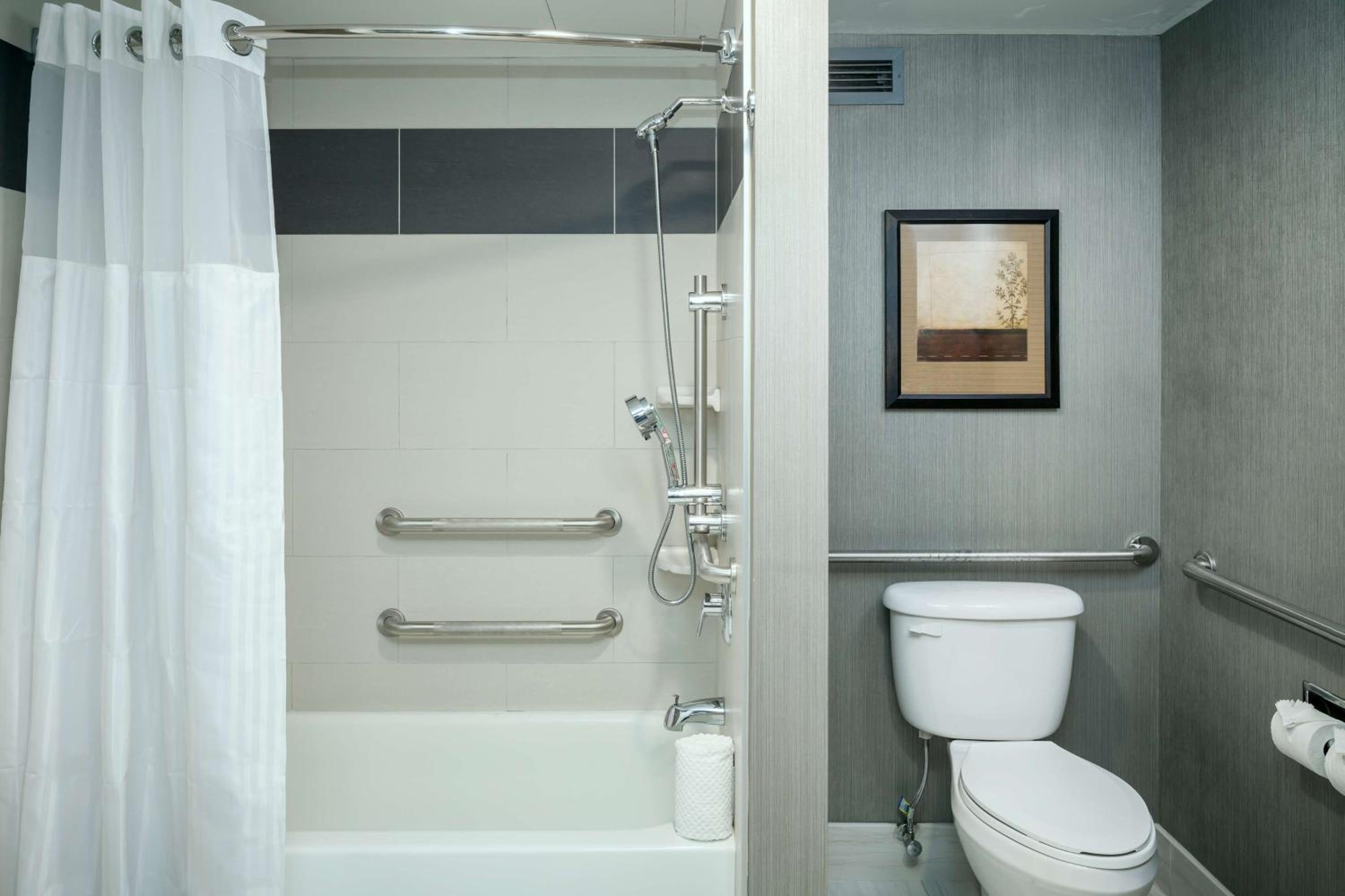 King Room with Tub - Mobility and Hearing Access - Photo 2