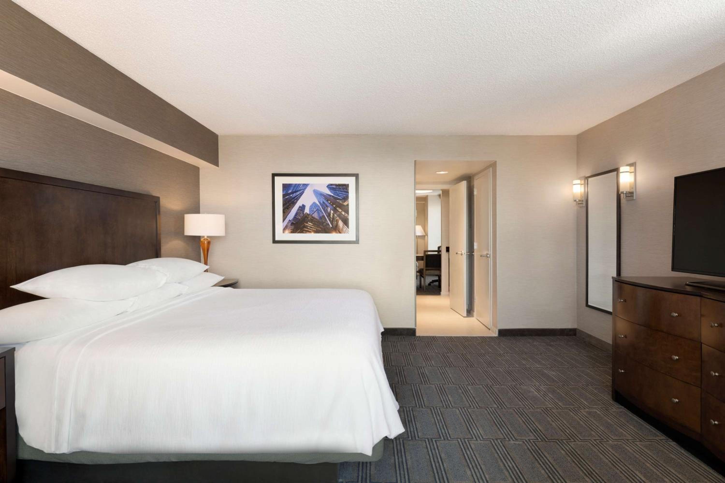 King Corner Suite - Non-Smoking - Photo 5