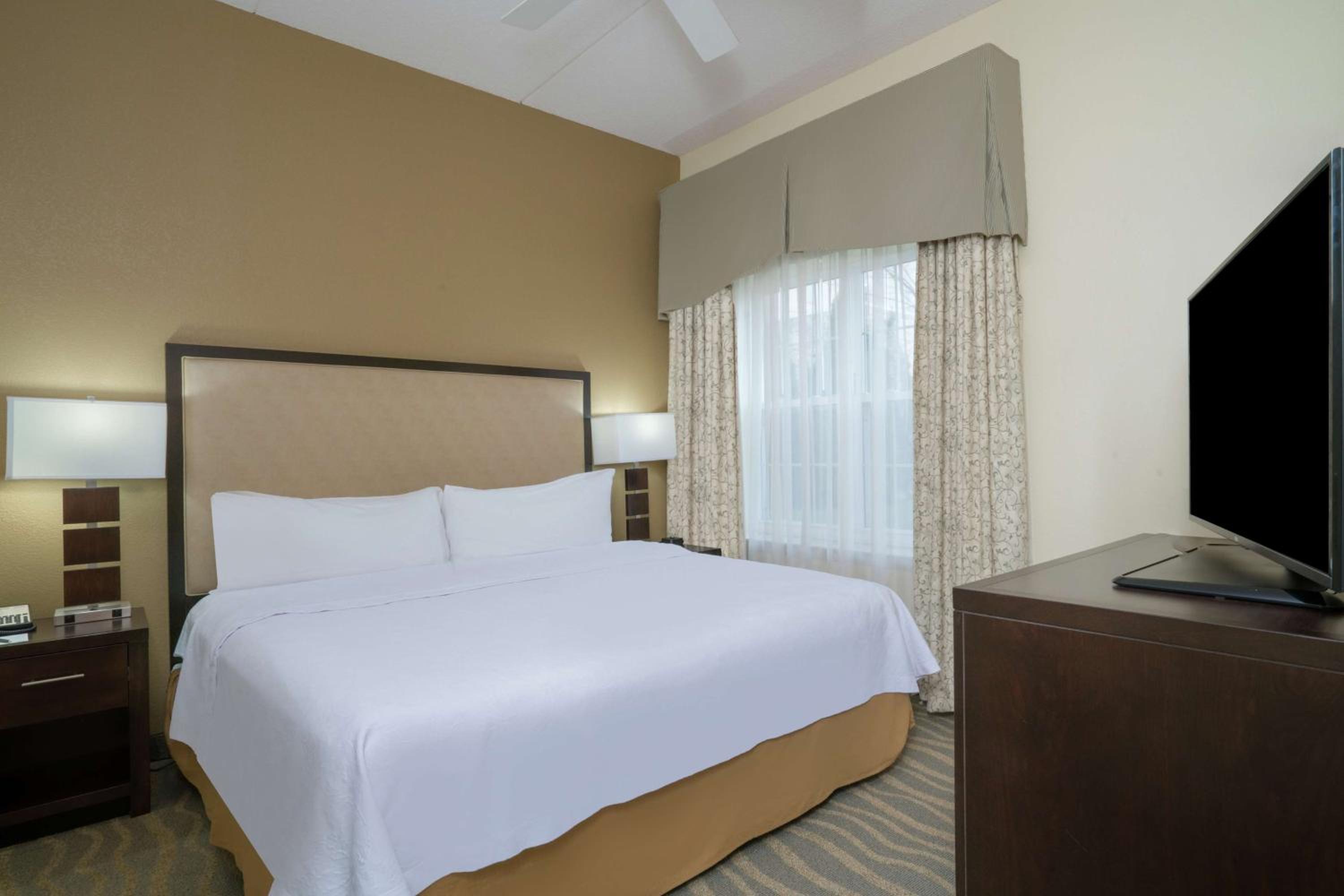 One-Bedroom King Suite - Non-Smoking - Photo 3