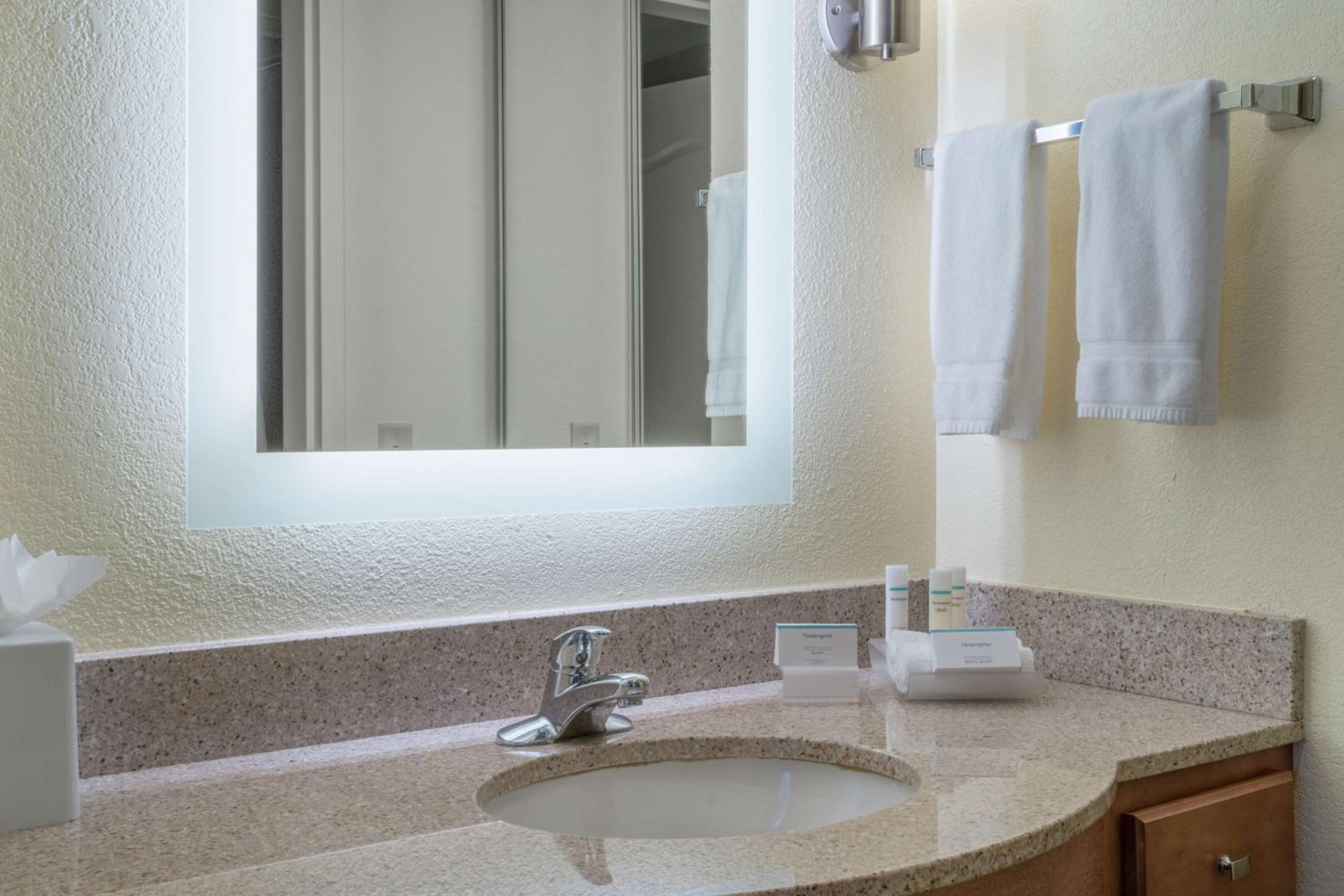 One-Bedroom King Suite - Non-Smoking - Photo 4