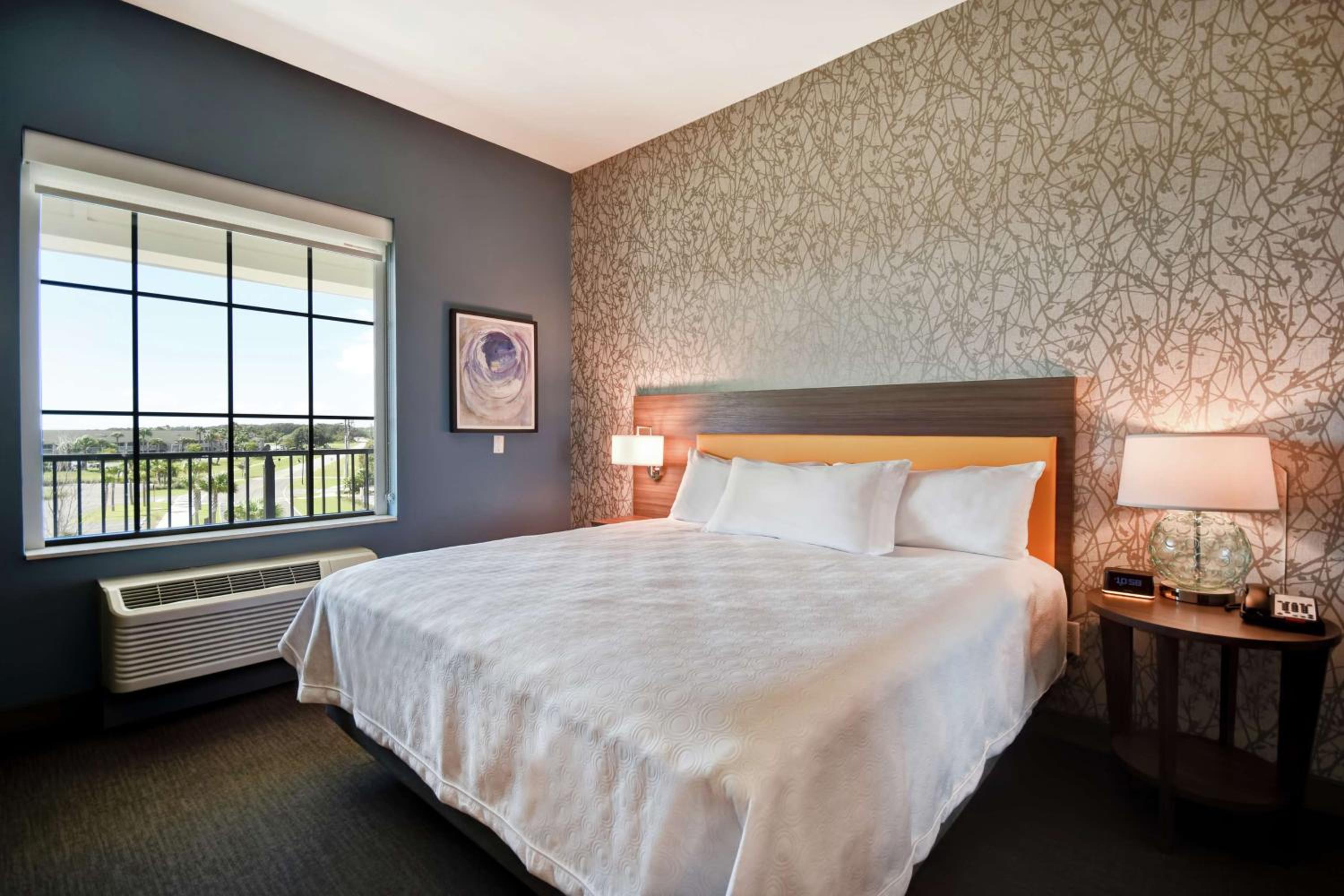 One-Bedroom King Suite with Balcony - Non-Smoking - Photo 10