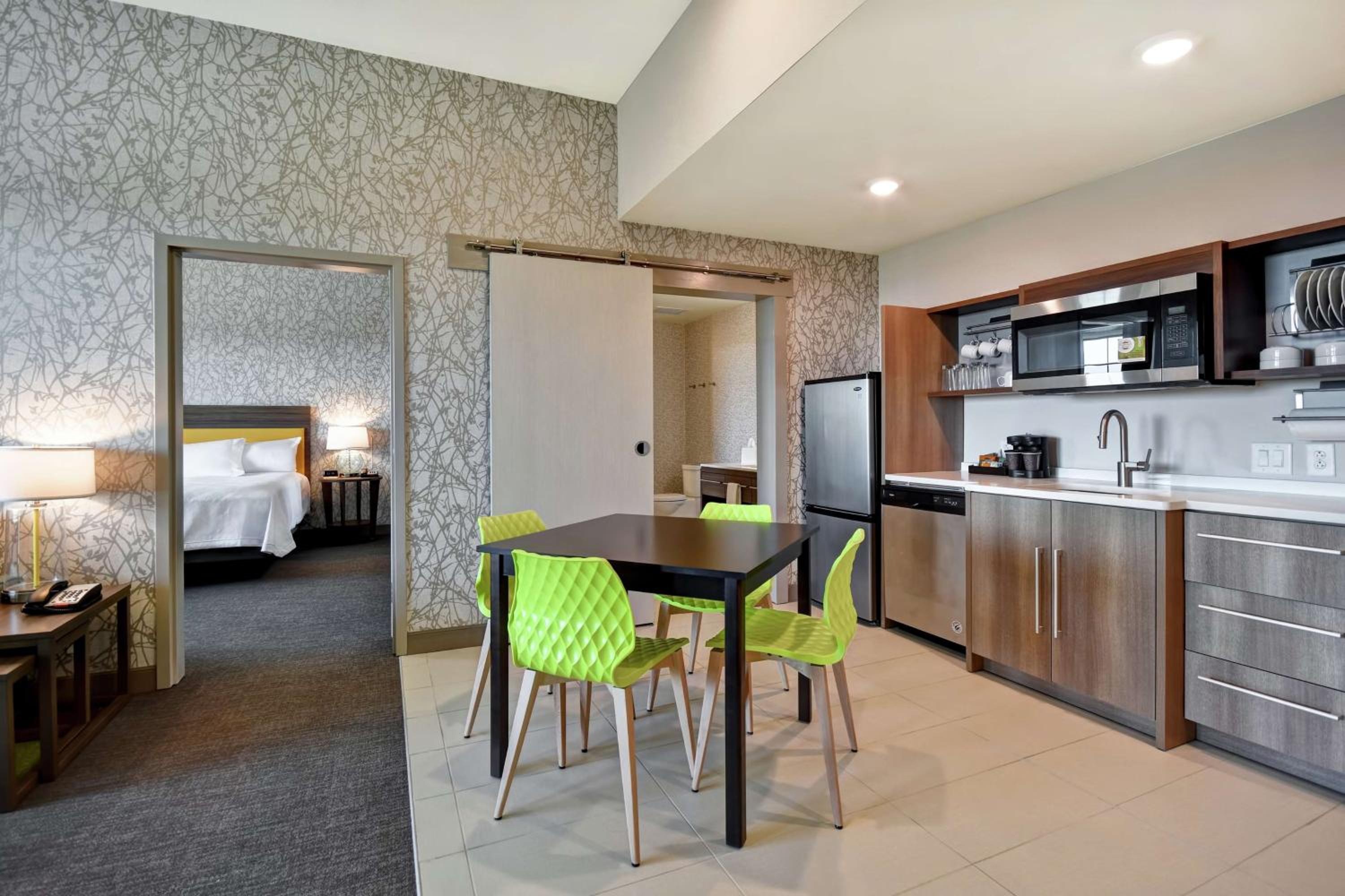 One-Bedroom King Suite with Balcony - Non-Smoking - Photo 8