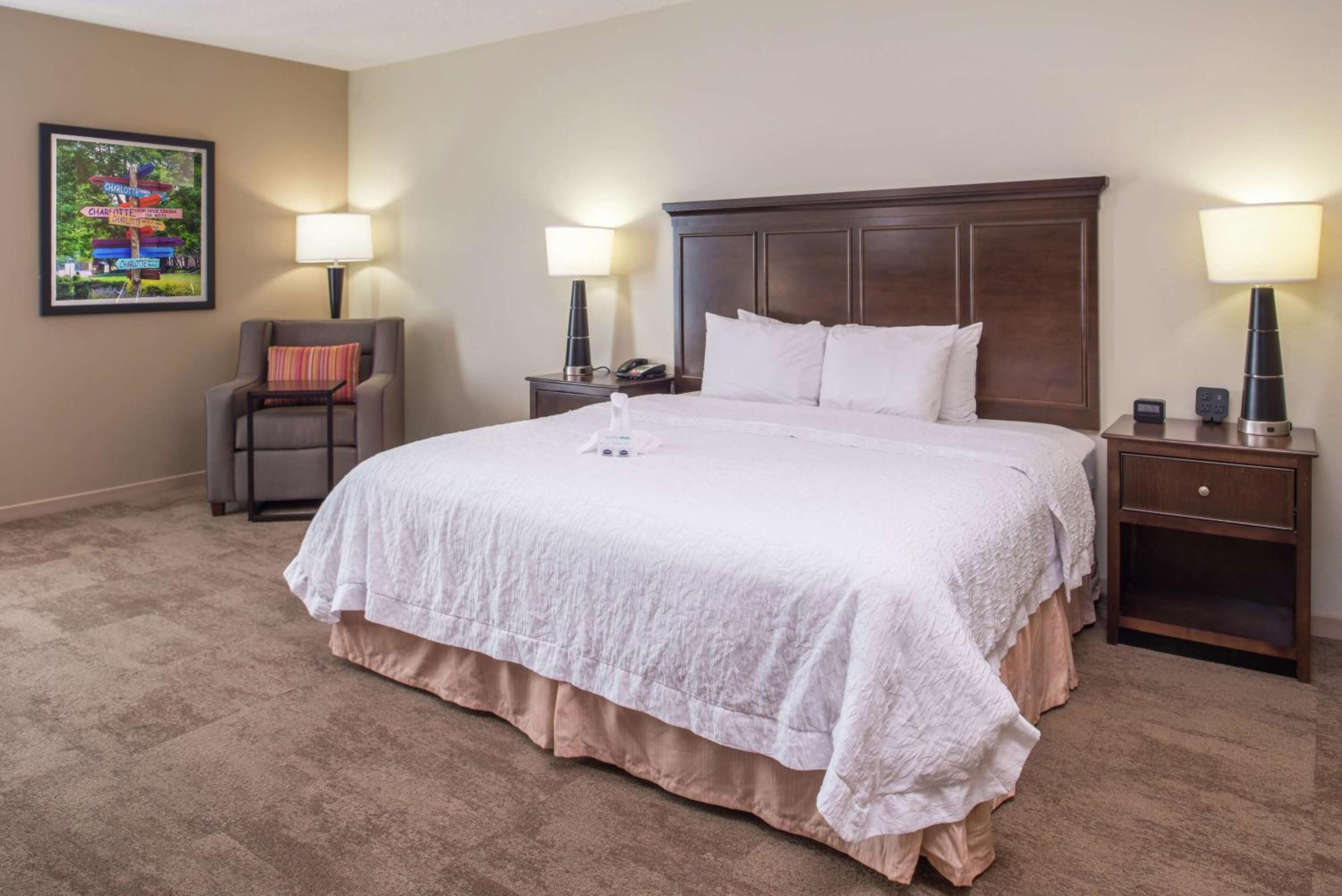 King Room with King Bed - Non-Smoking - Photo 2