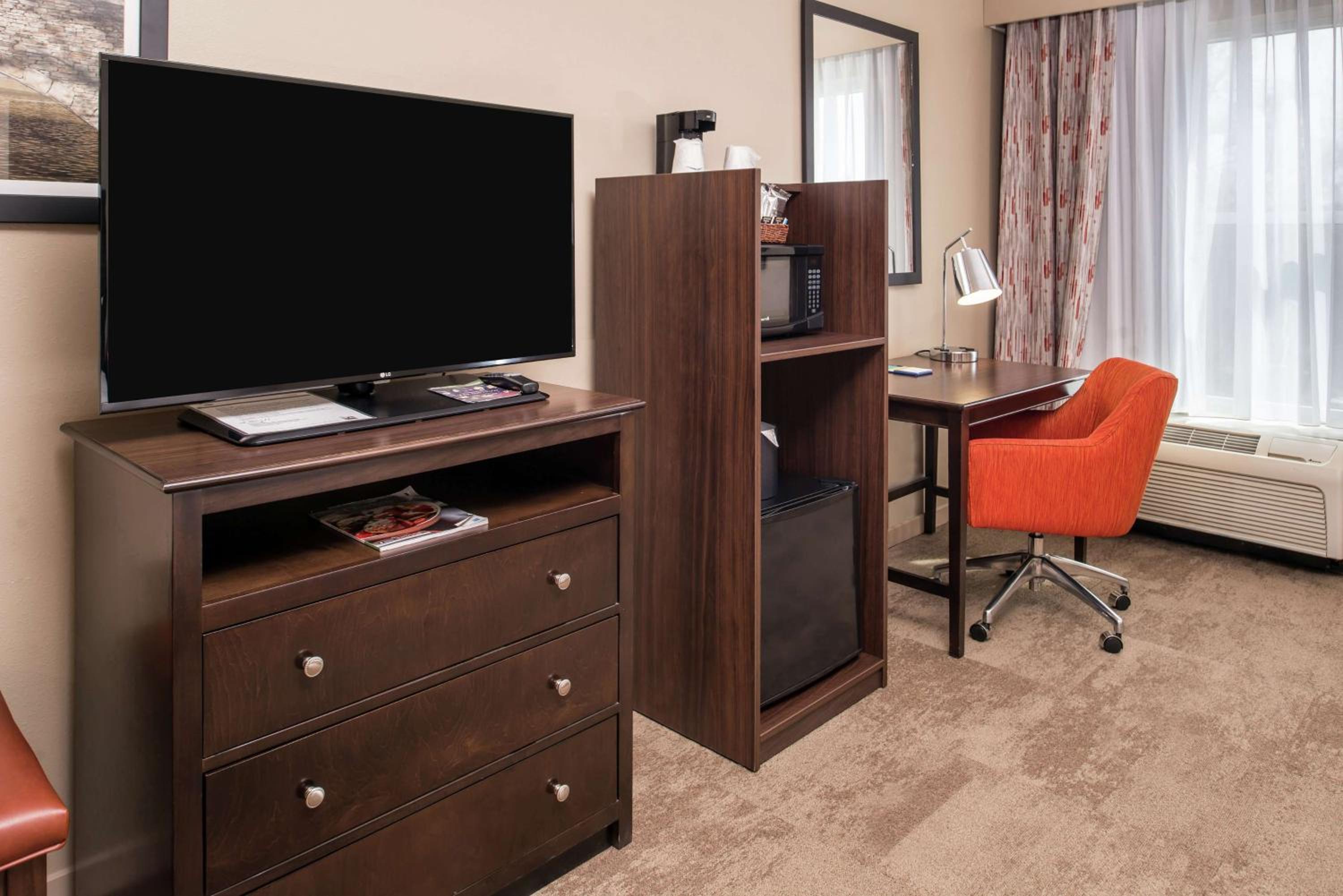 King Room with King Bed - Non-Smoking - Photo 3
