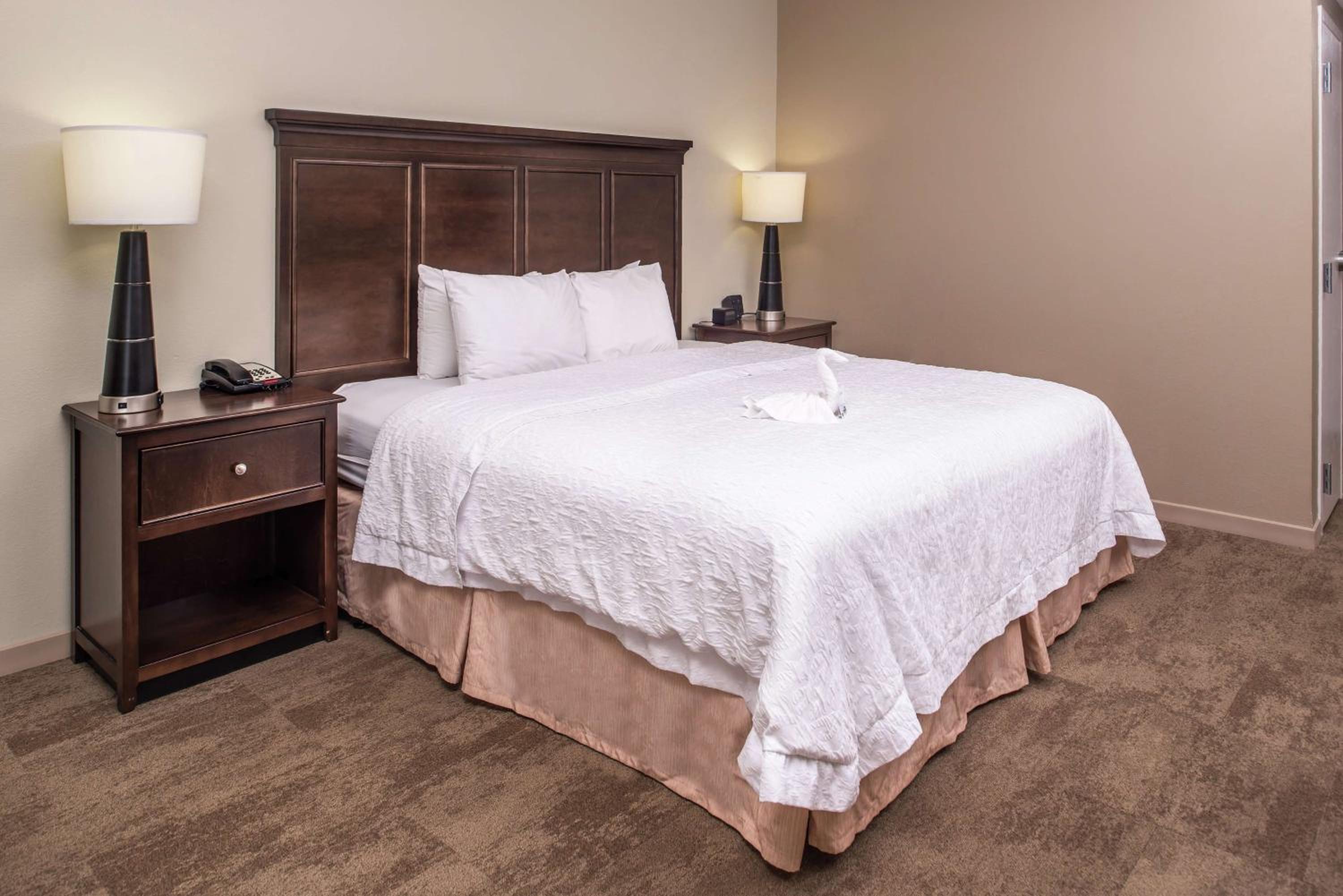 King Room with King Bed - Non-Smoking - Photo 1