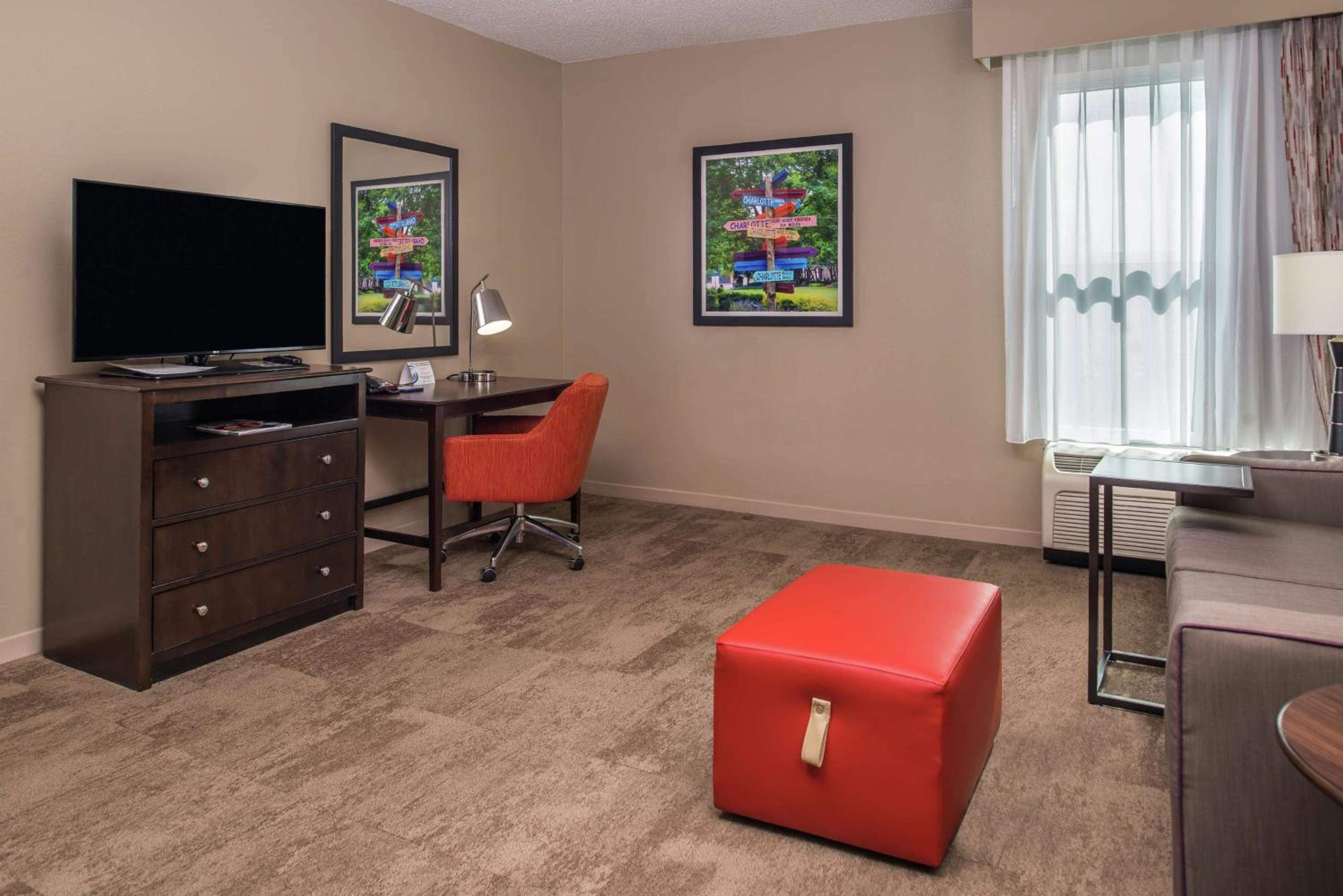 King Suite with Kitchen - Non-Smoking - Photo 3
