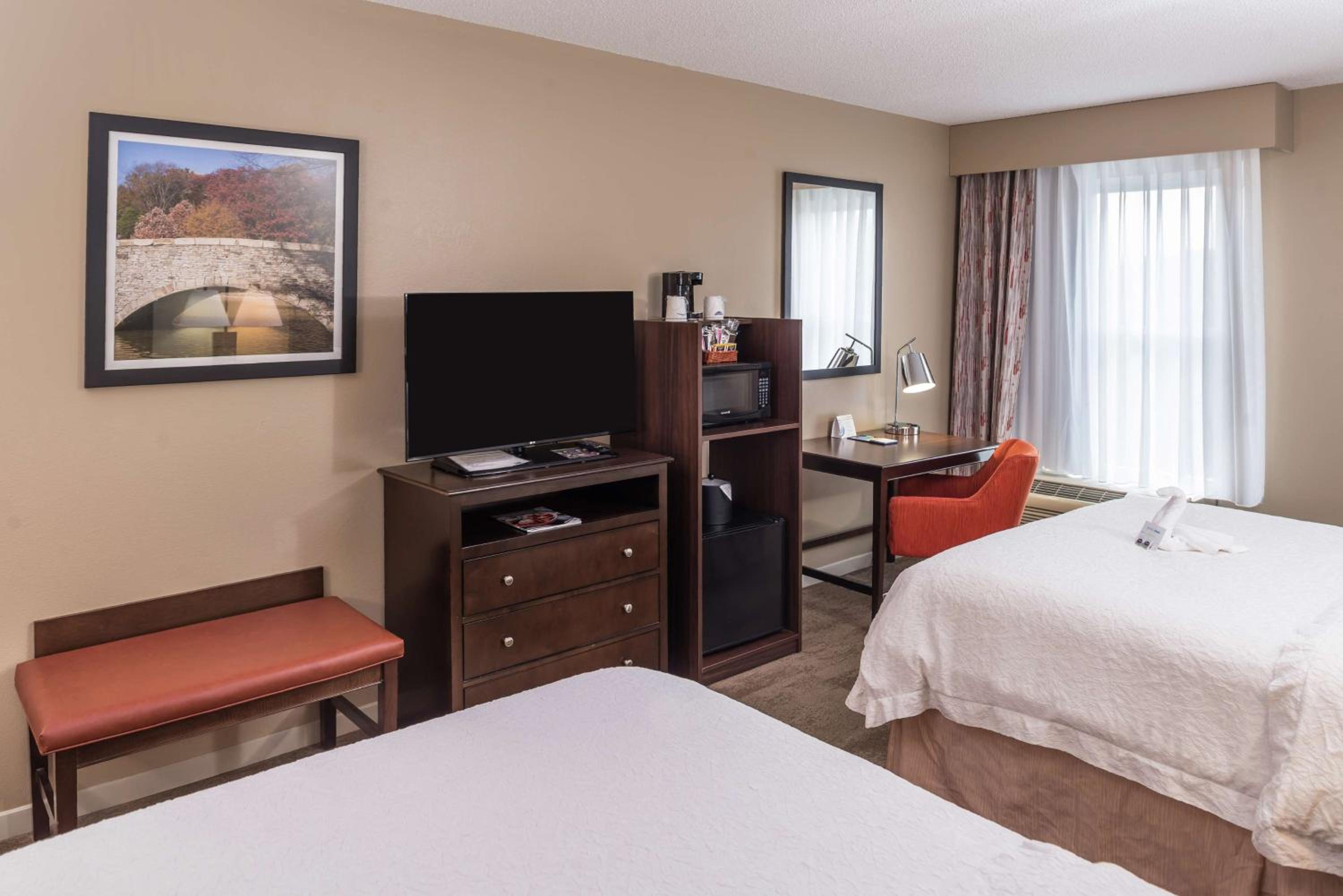 Room with Two Queen Beds - Non-Smoking - Photo 2