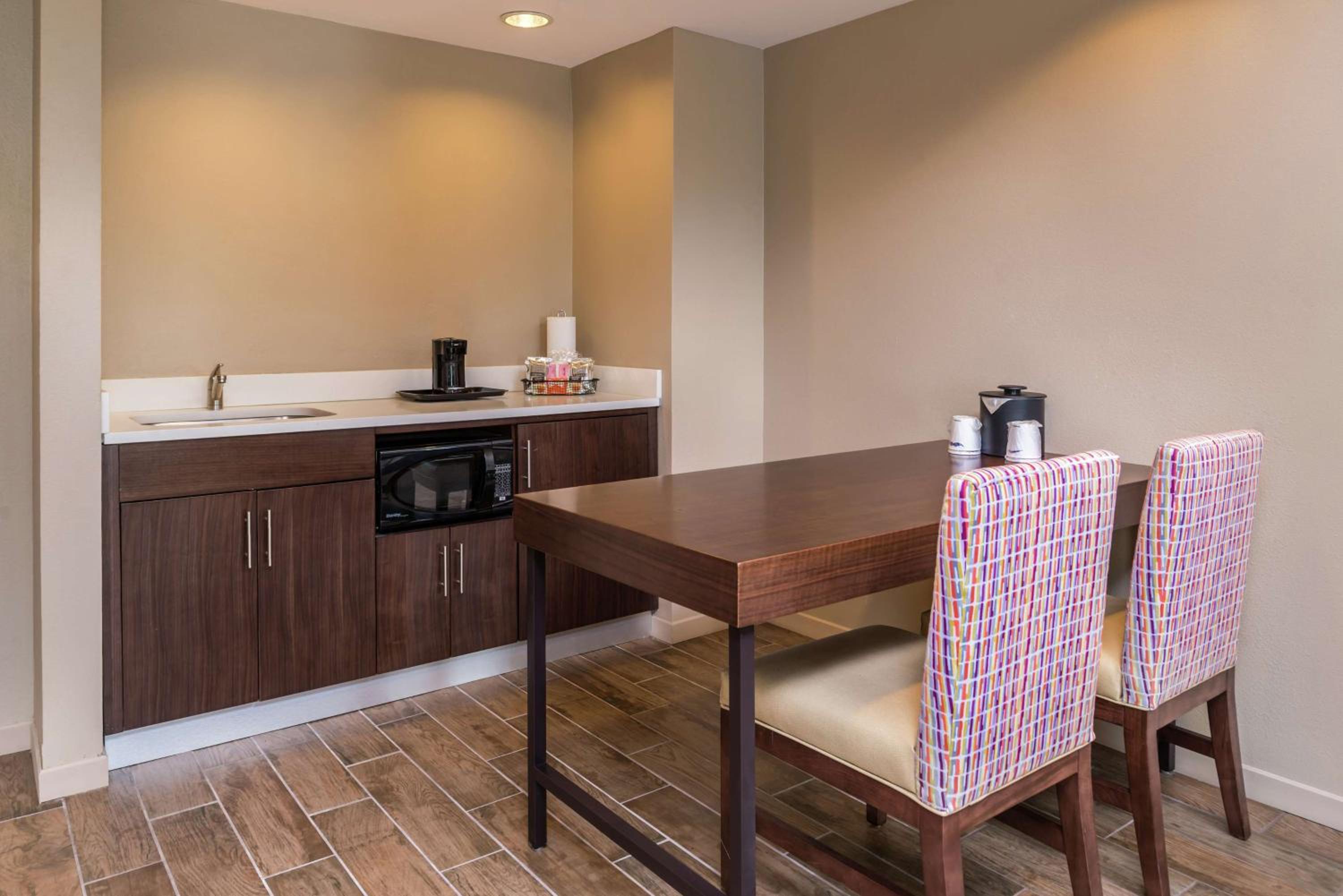 King Suite with Kitchen - Non-Smoking - Photo 5