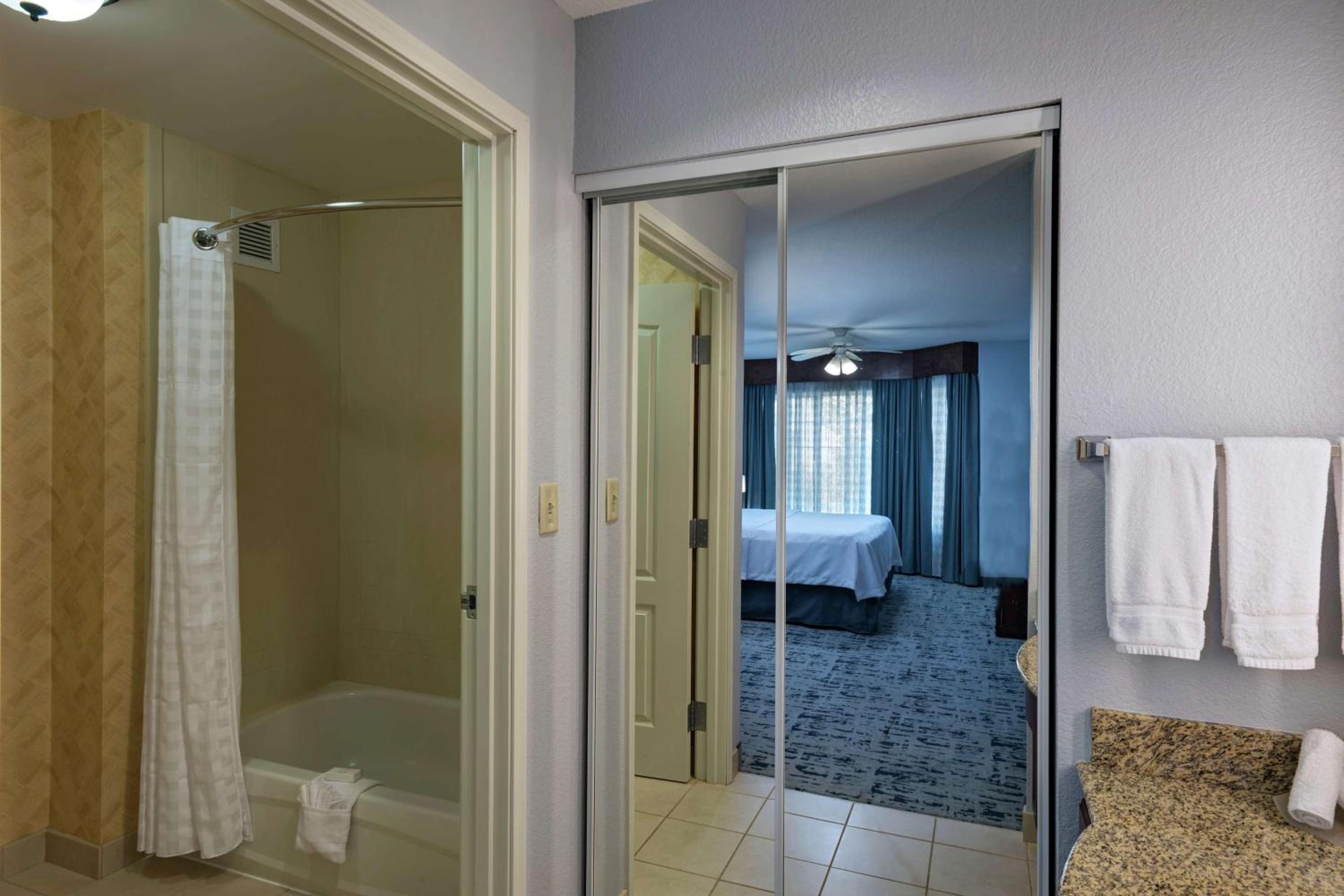 One-Bedroom Queen Suite with Two Queen Beds - Non-Smoking - Photo 3