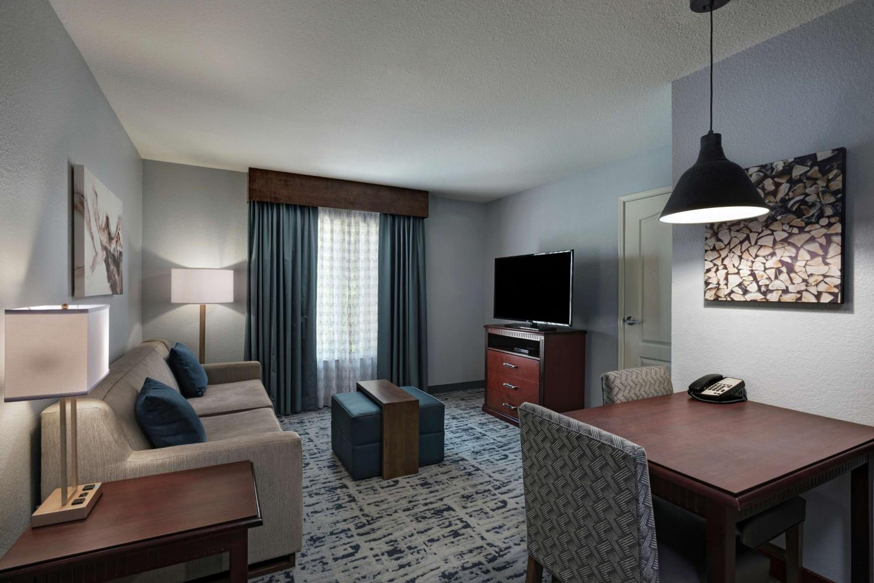 One-Bedroom Queen Suite with Two Queen Beds - Non-Smoking - Photo 4