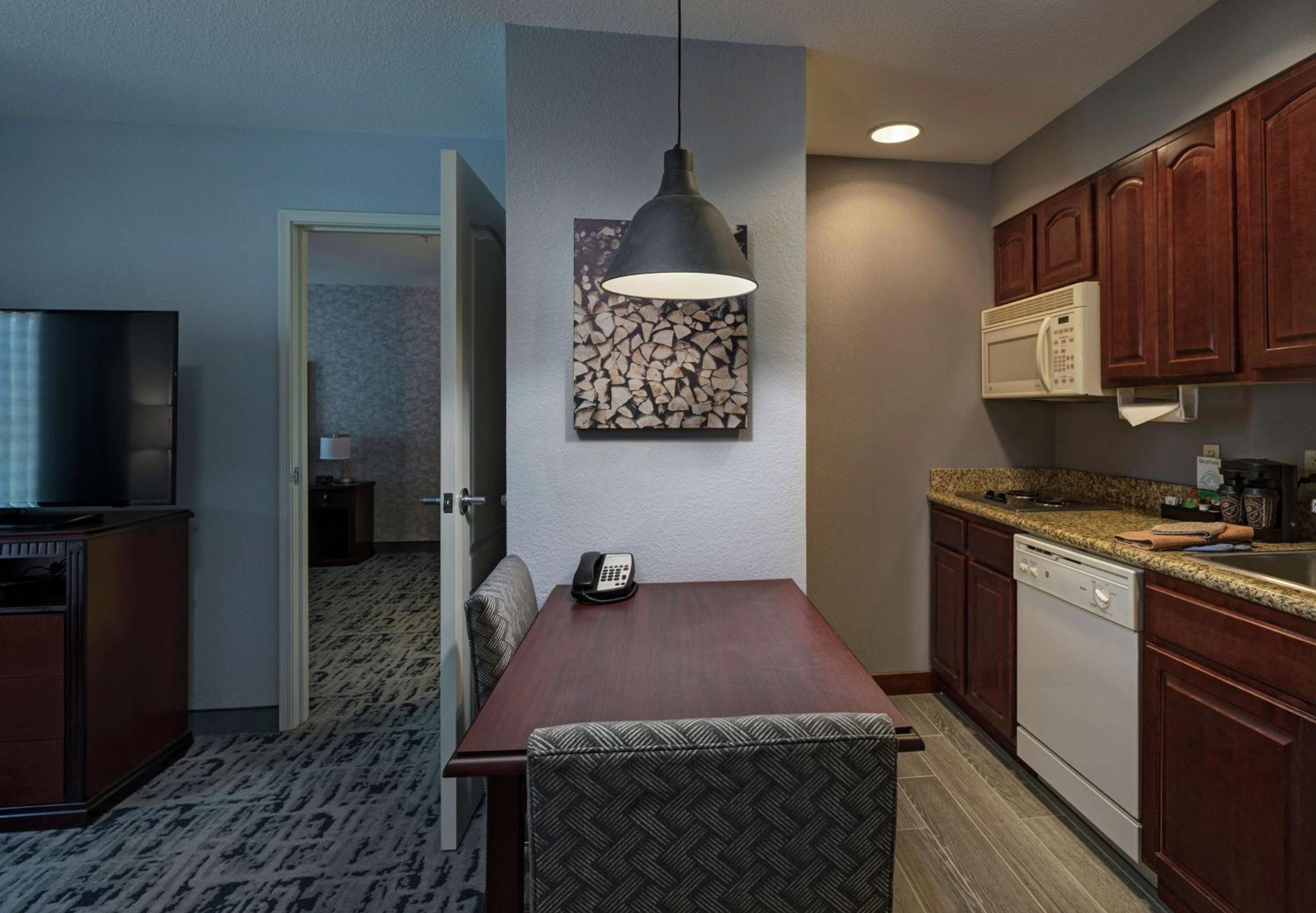 One-Bedroom Queen Suite with Two Queen Beds - Non-Smoking - Photo 2