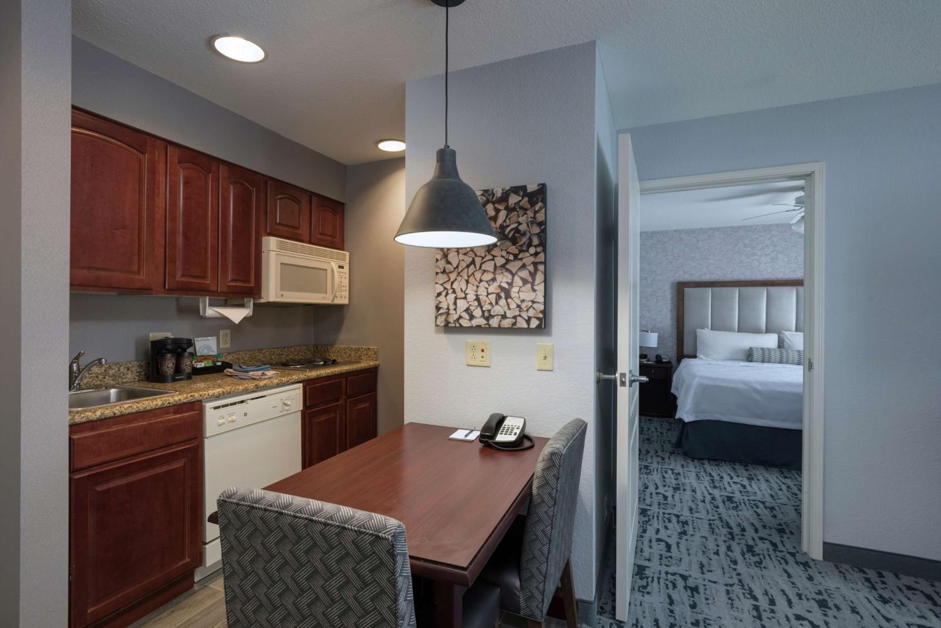 One-Bedroom Queen Suite with Two Queen Beds - Non-Smoking - Photo 5