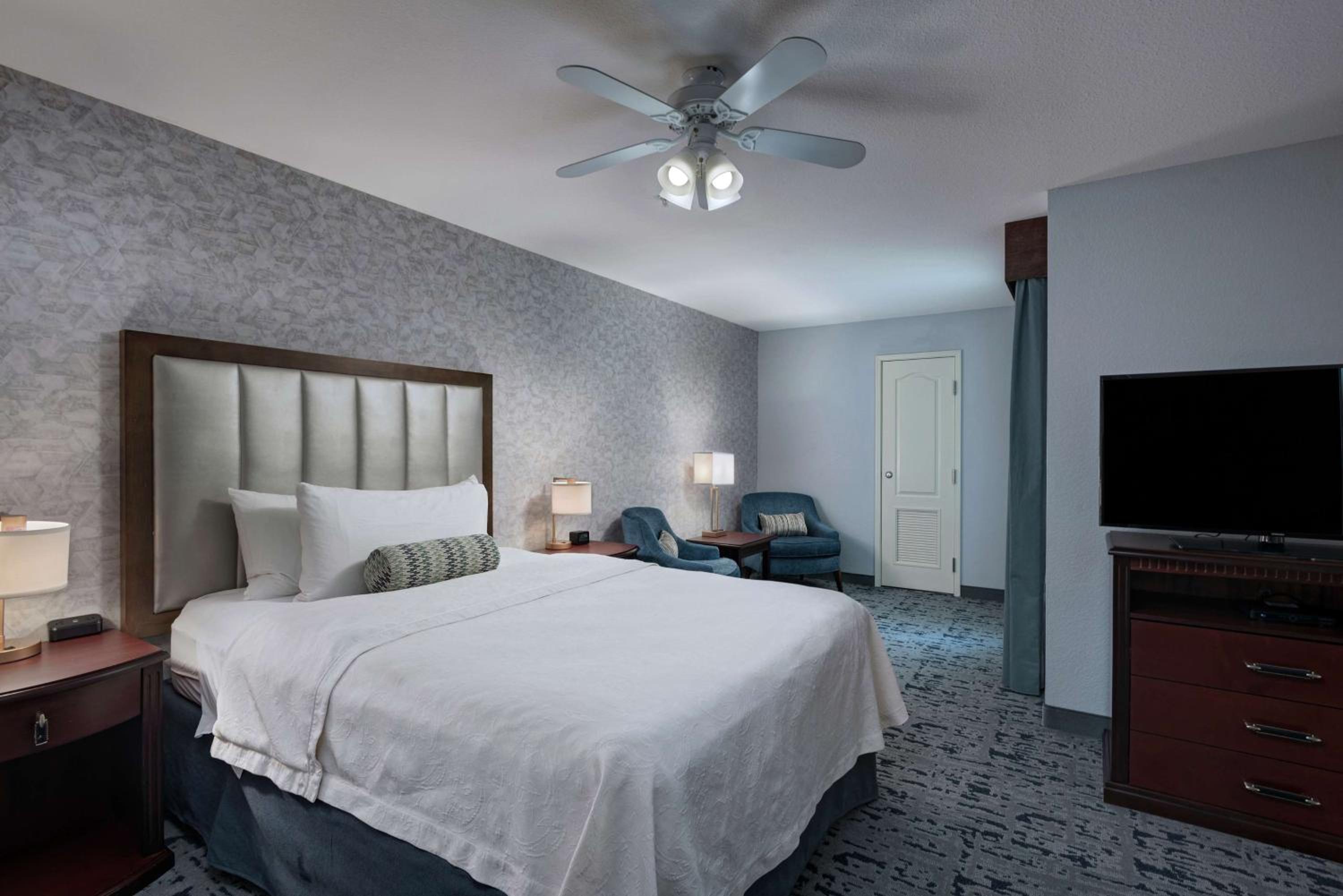 Queen Studio Suite - Non-Smoking - Photo 3