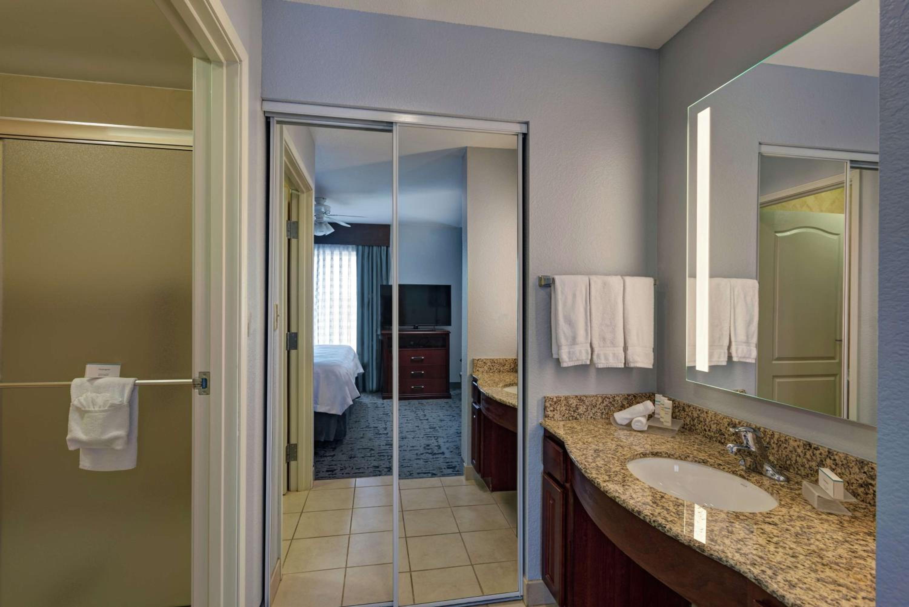Queen Studio Suite - Non-Smoking - Photo 4