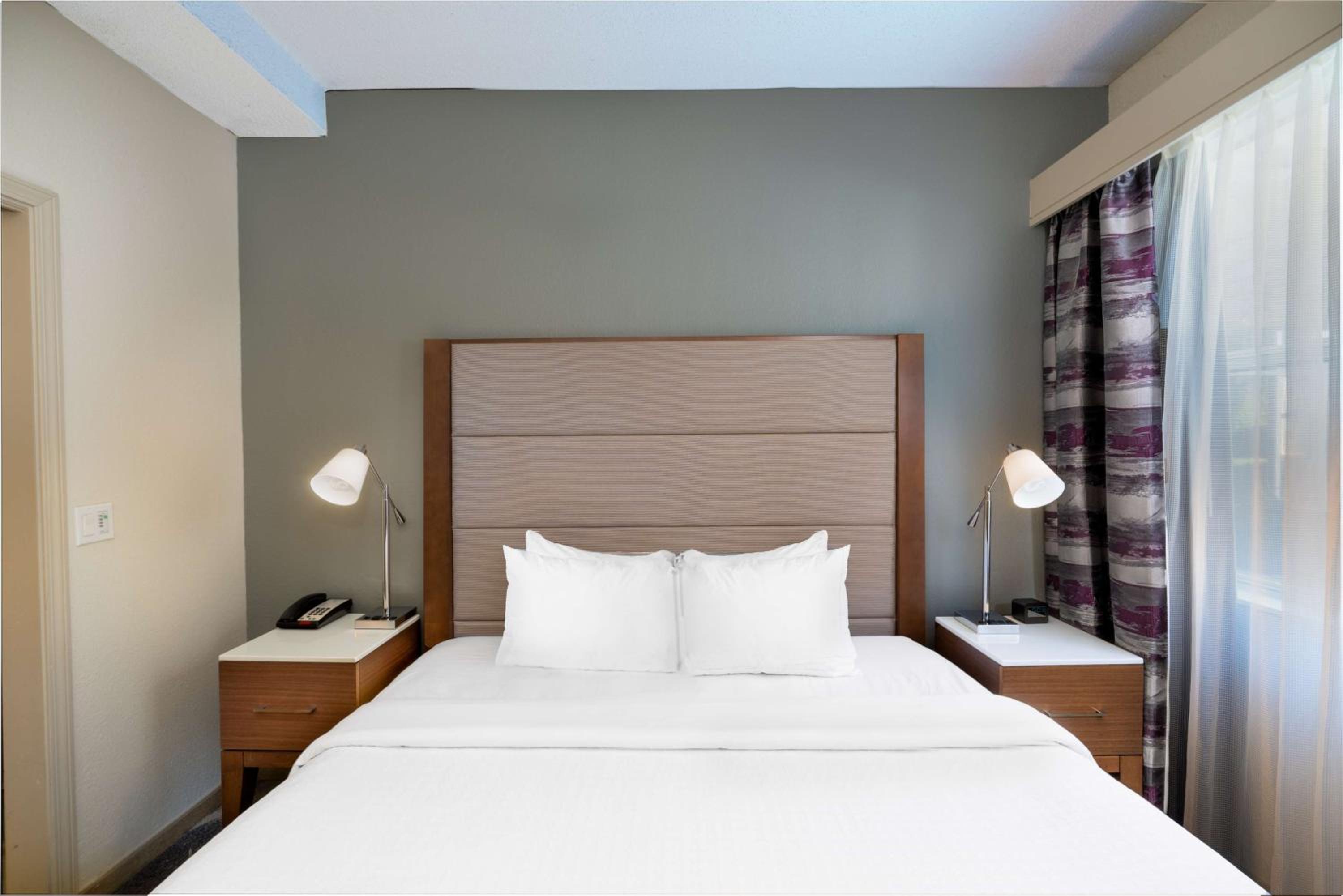 One-Bedroom King Suite - Non-Smoking - Photo 2