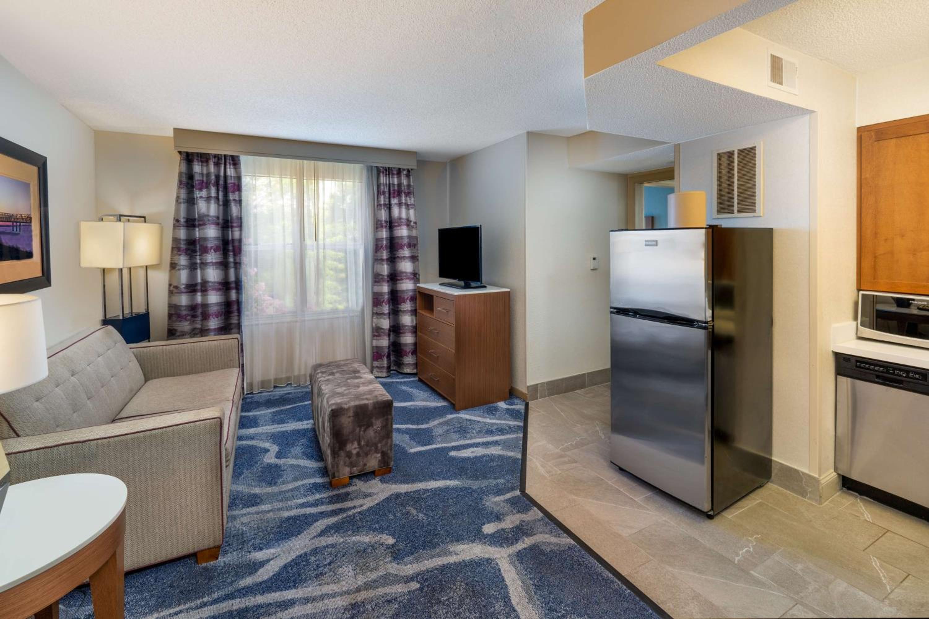 King Suite with Accessible Tub - Mobility and Hearing Access/Non-Smoking - Photo 2