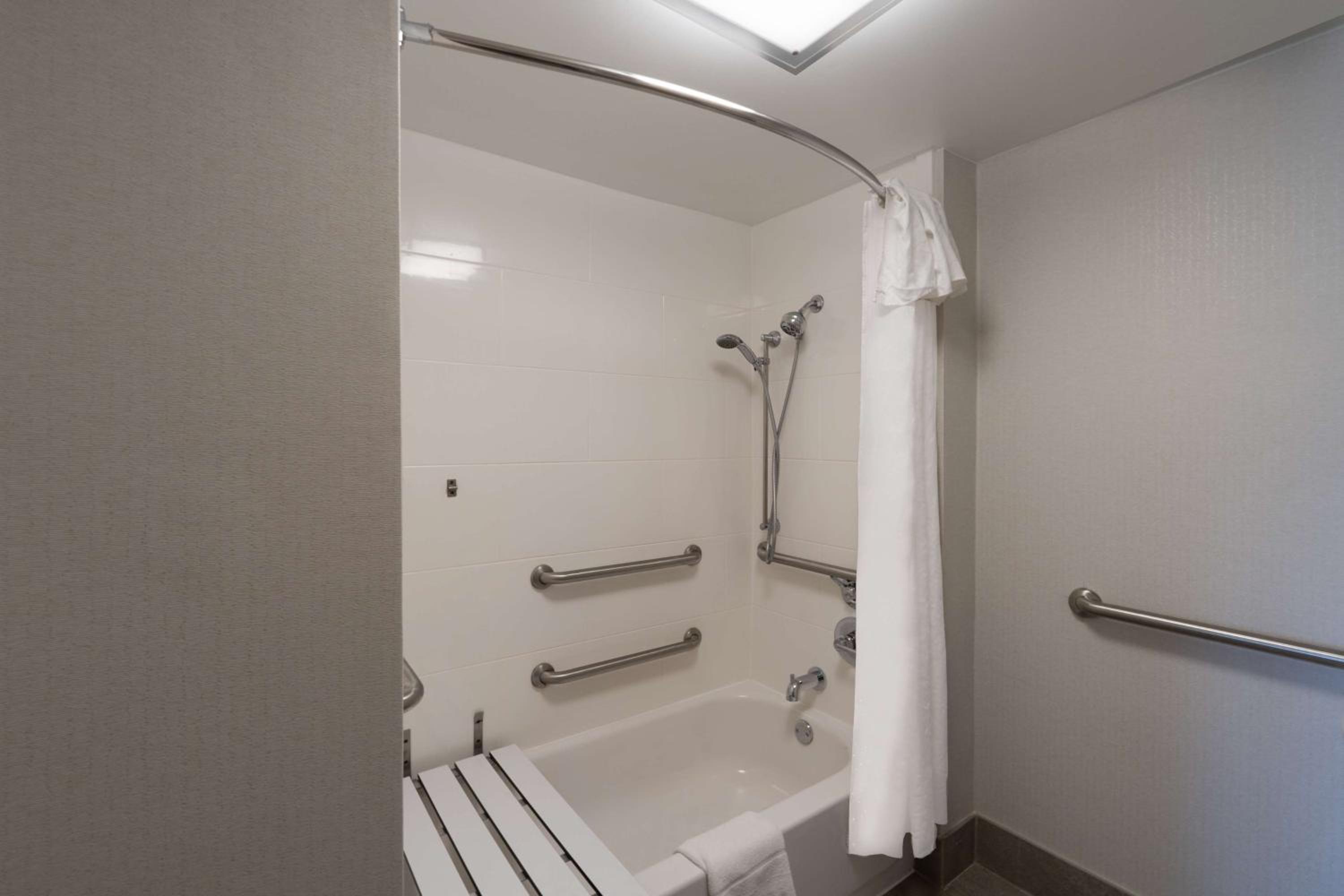 King Suite with Accessible Tub - Mobility and Hearing Access/Non-Smoking - Photo 7