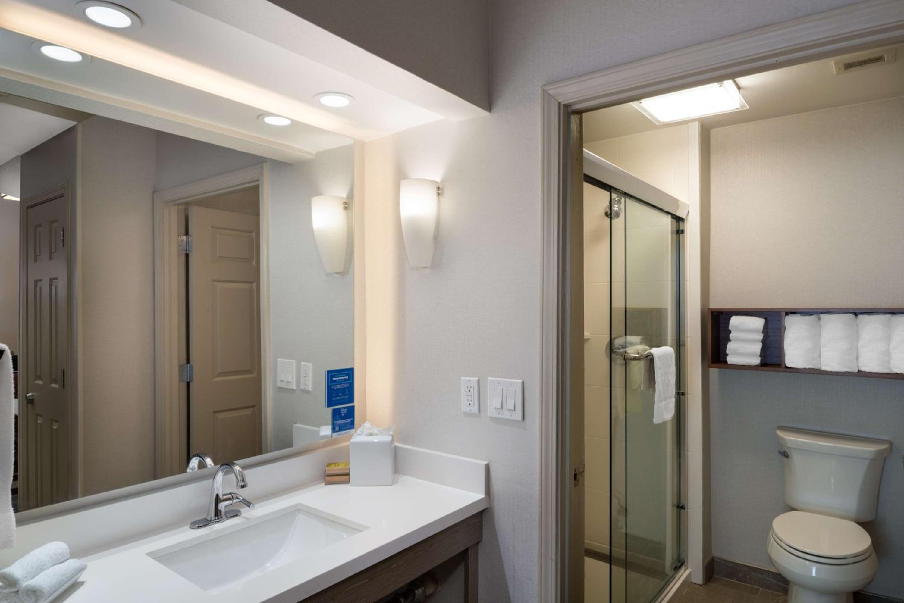 One-Bedroom King Suite - Non-Smoking - Photo 3