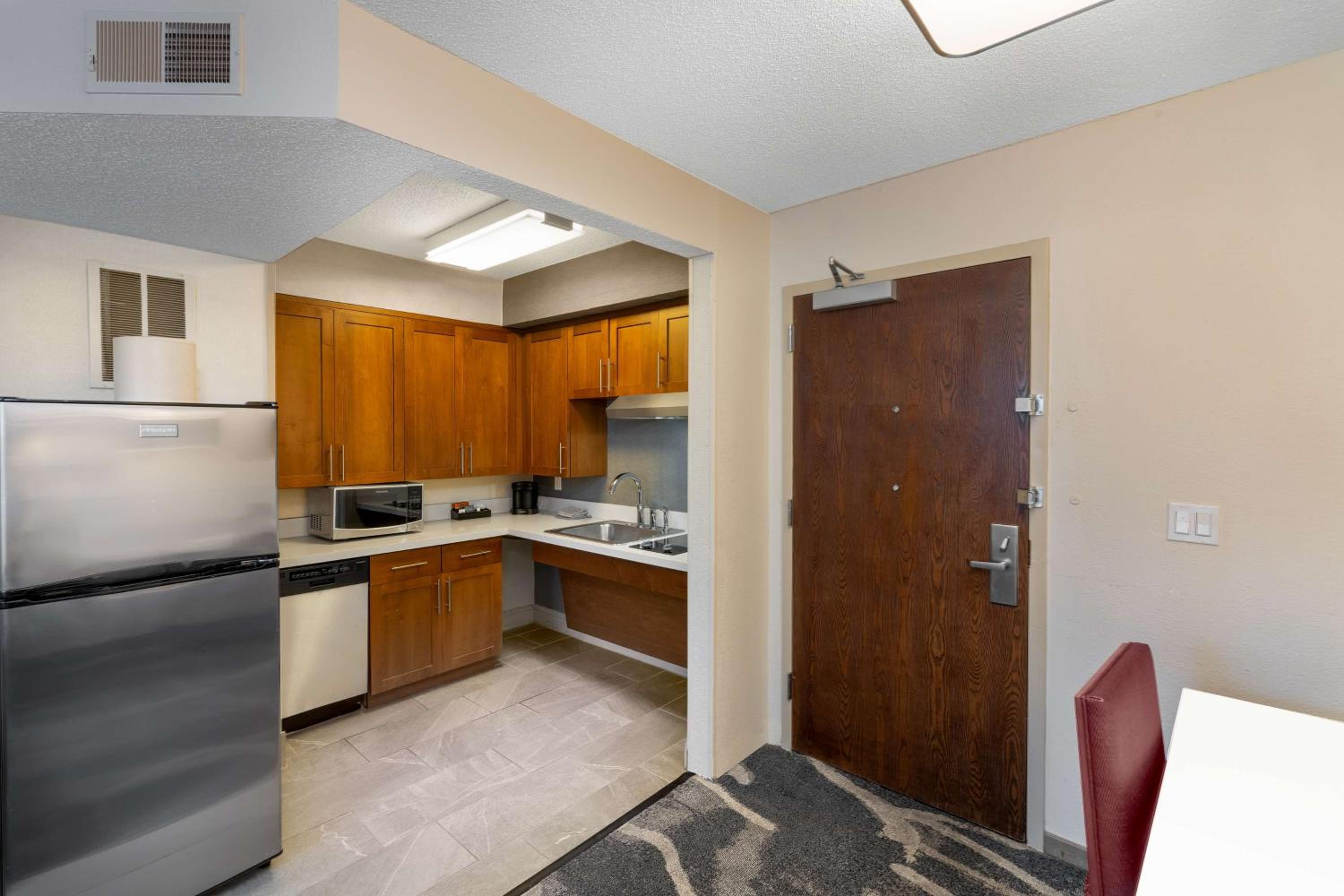 King Suite with Accessible Tub - Mobility and Hearing Access/Non-Smoking - Photo 4