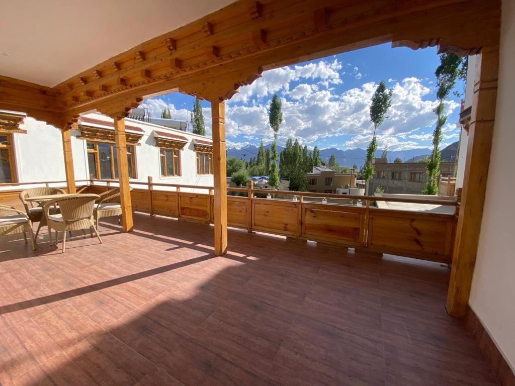 Family Room with Mountain View photo 3