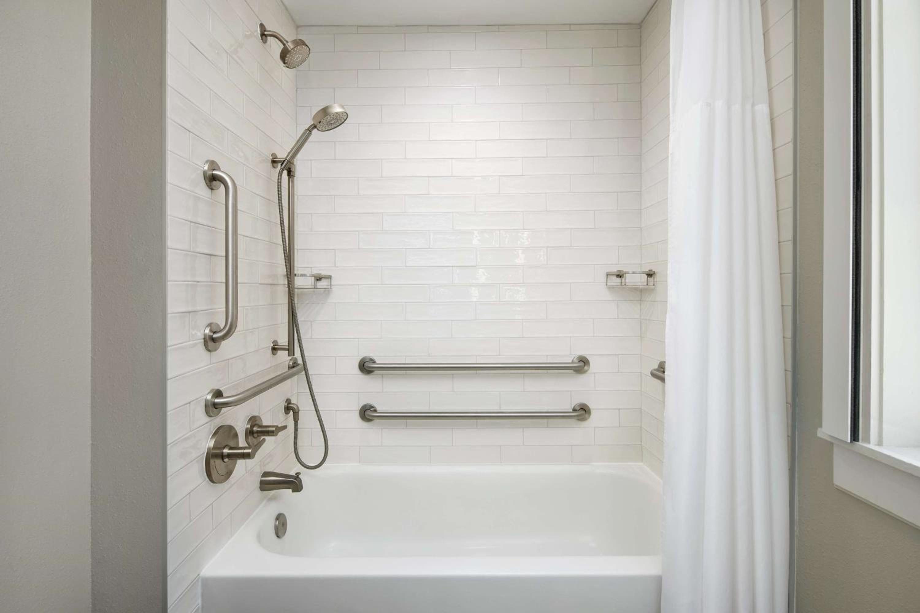Queen Room with Accessible Tub - Photo 2