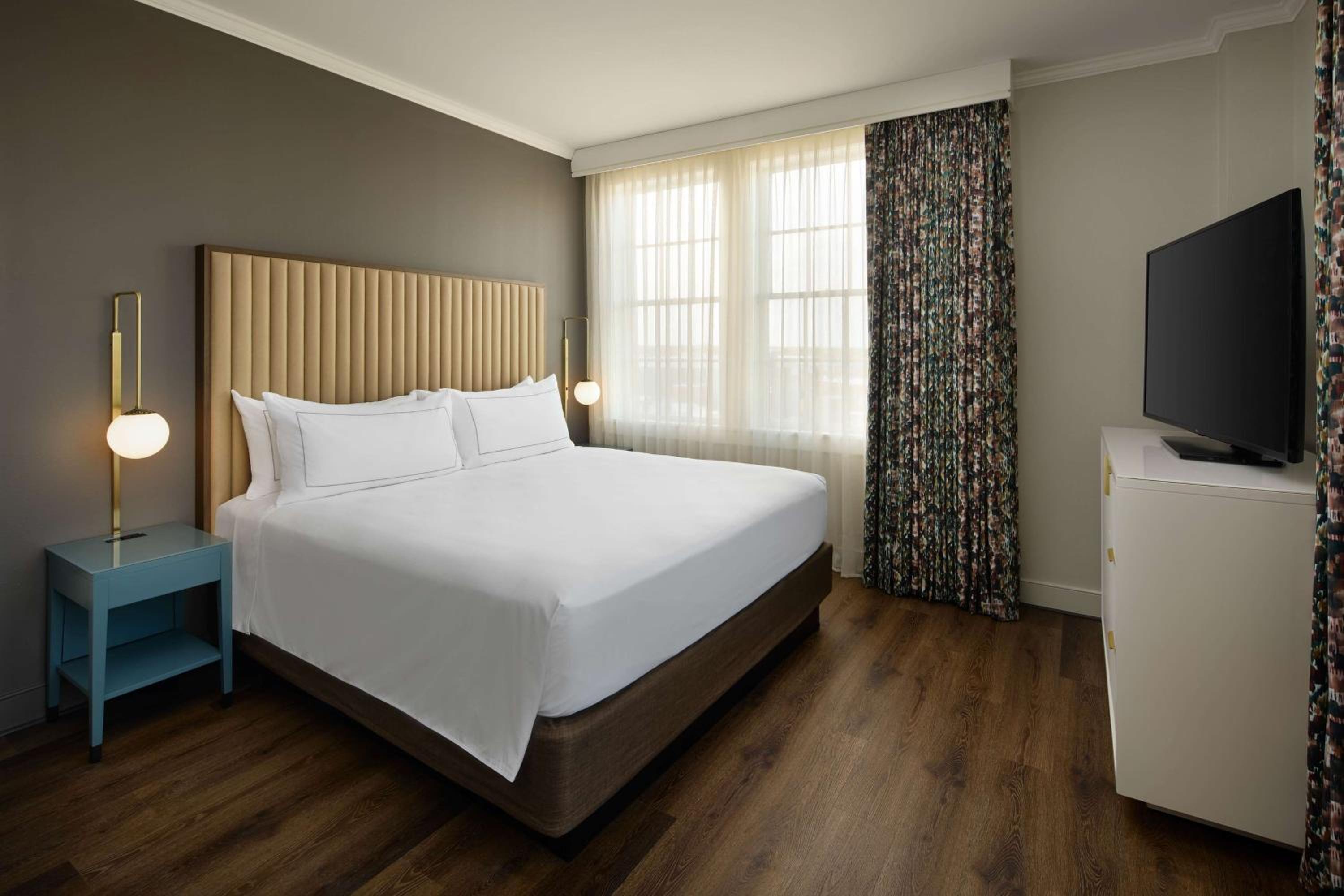 Corner King Room with Lake View - Photo 1