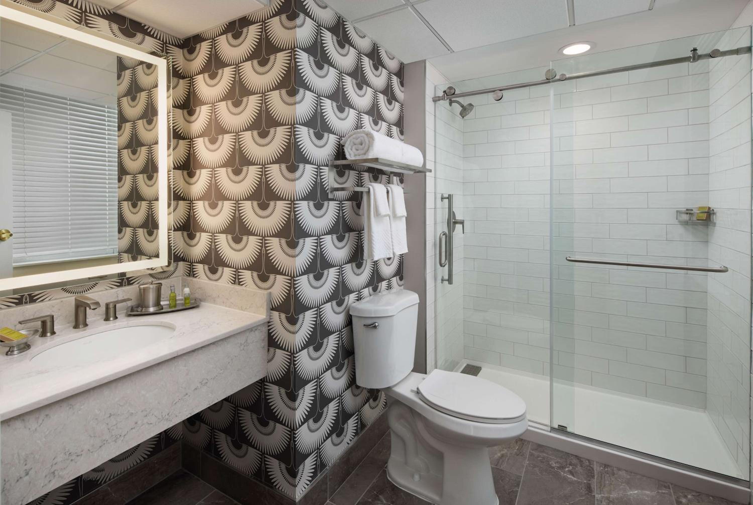 One-Bedroom King Suite - Photo 4