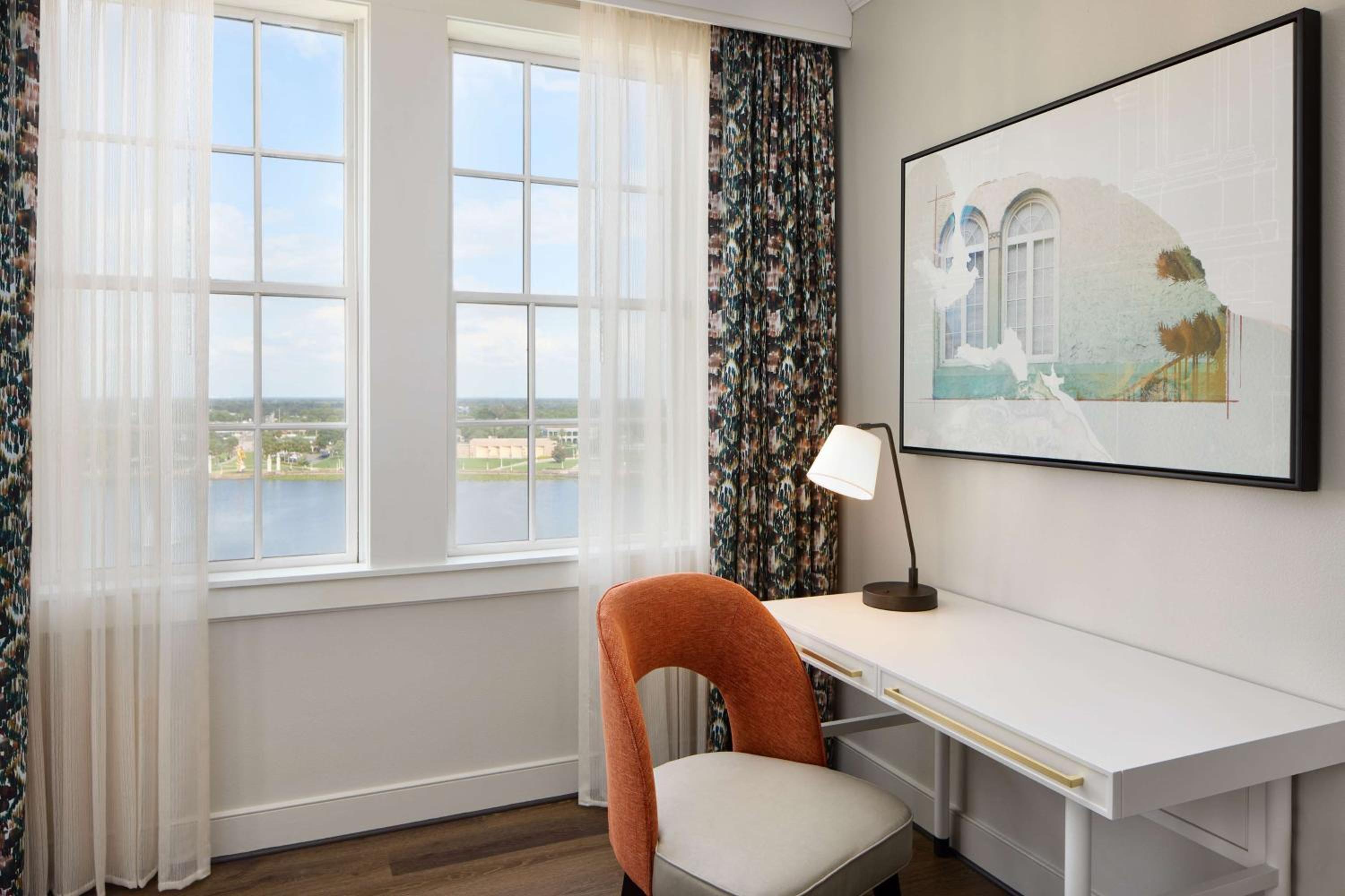 Corner King Room with Lake View - Photo 4