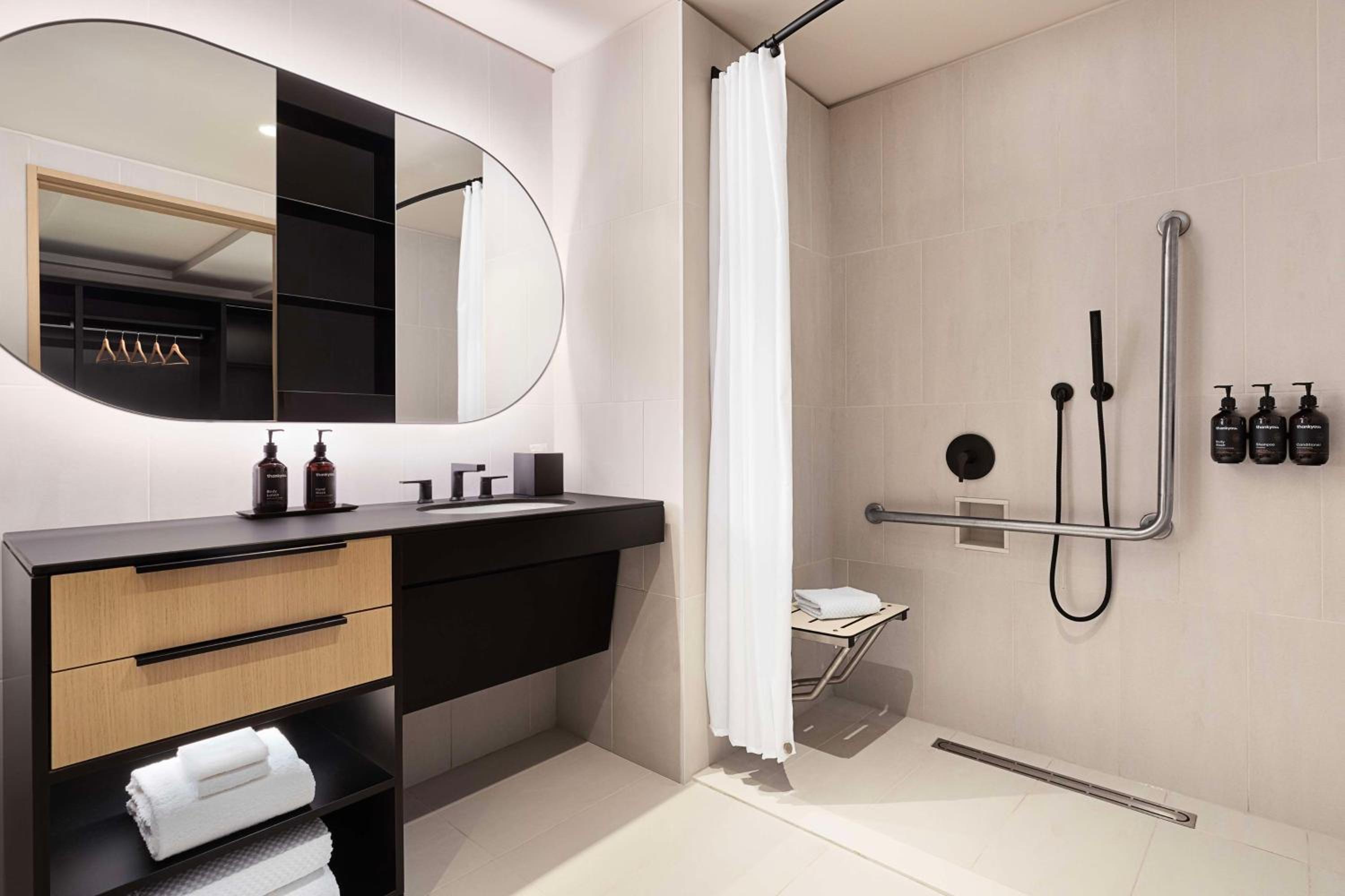 King Room with Roll-In-Shower - Mobility/Hearing Accessible - Photo 4