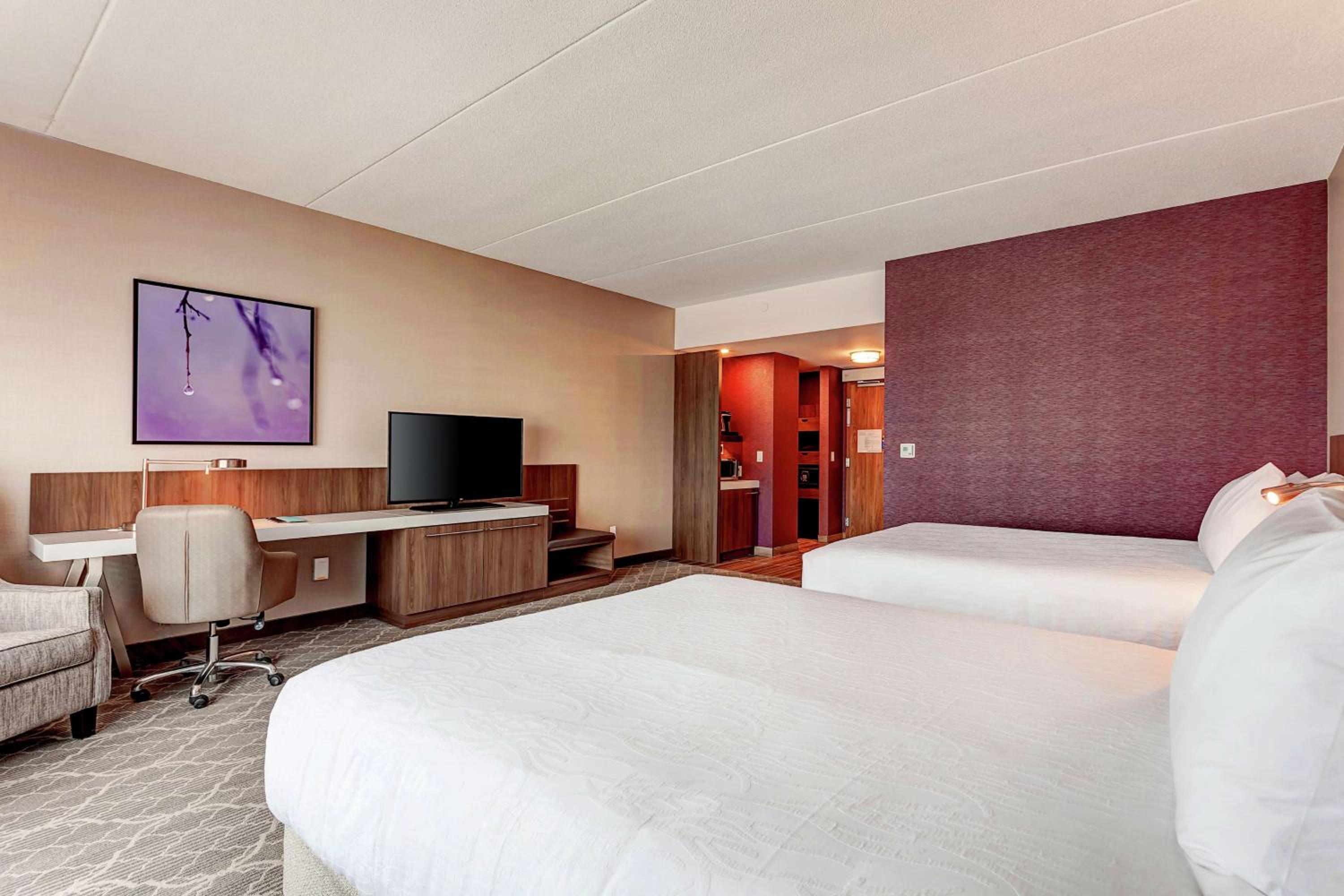 Queen Room with Two Queen Beds - Photo 2