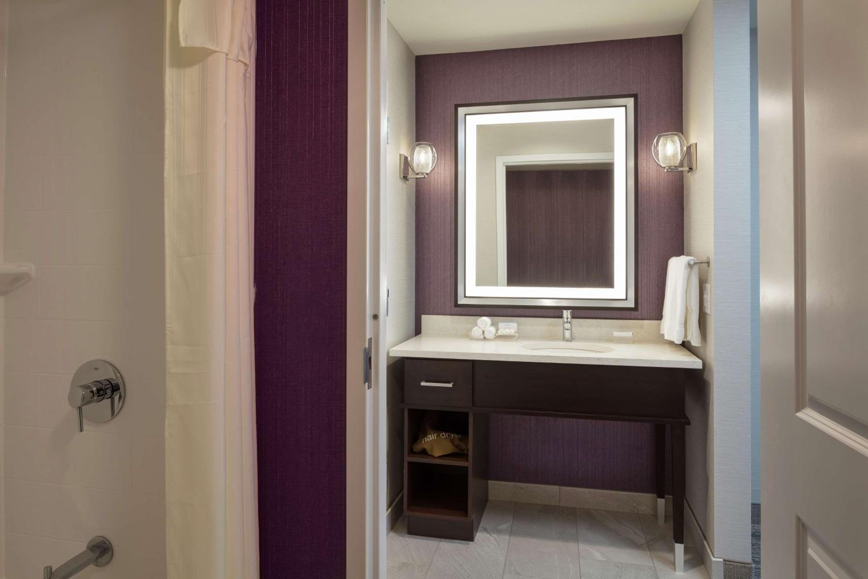 King Suite - Hearing Access/Non-Smoking photo 2