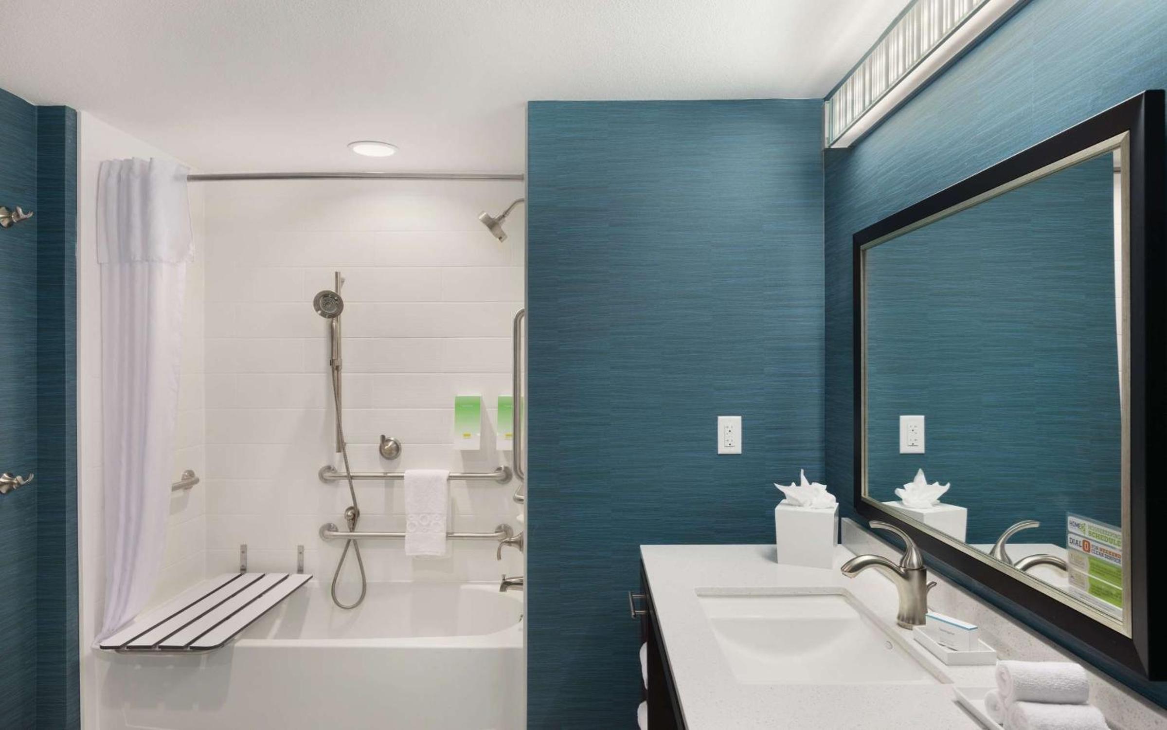 King Suite - Mobility Access/Non-Smoking