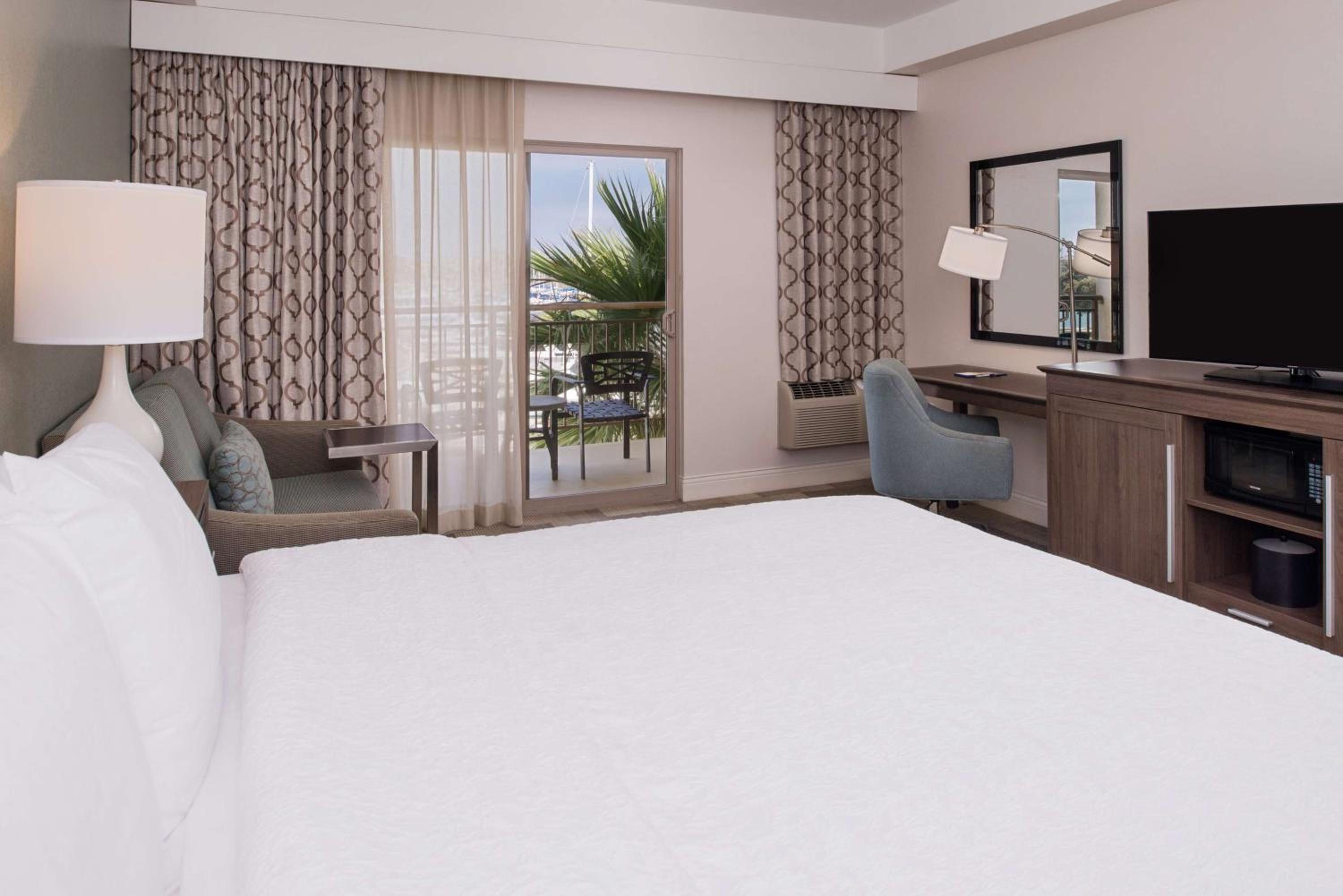 King Room with Sofa Bed Marina View - Photo 1