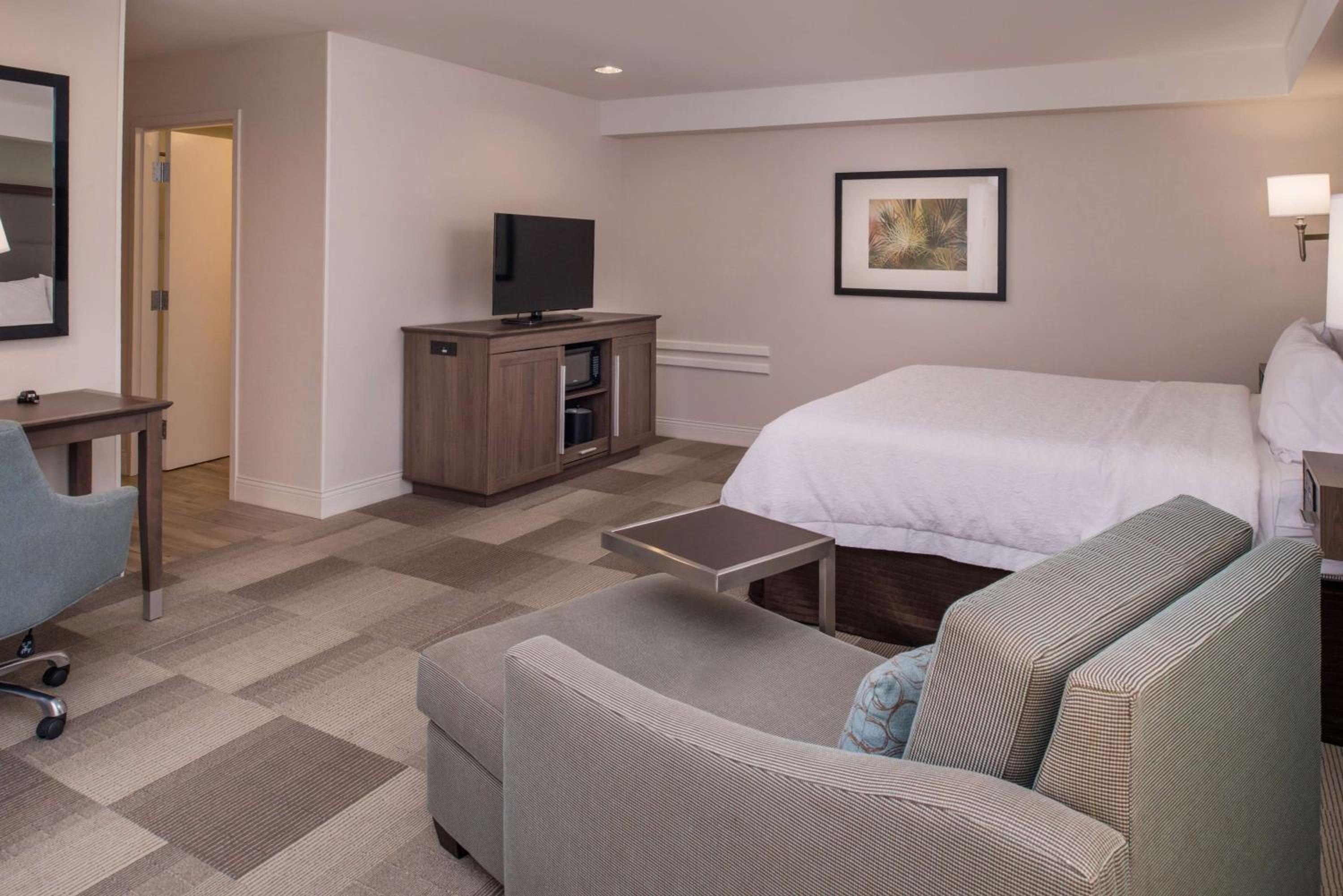 Deluxe King Room - Non-Smoking - Photo 1