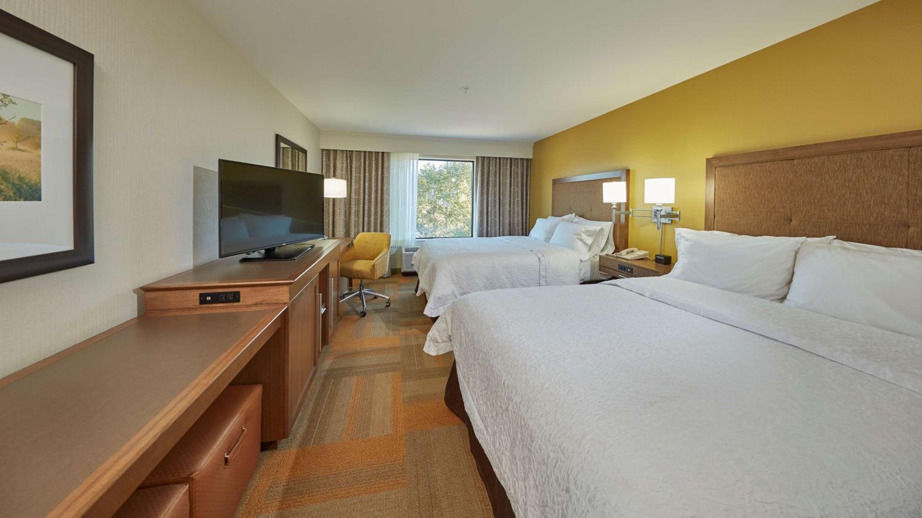 Queen Room with Two Queen Beds - Hearing Access/Non-Smoking photo 3