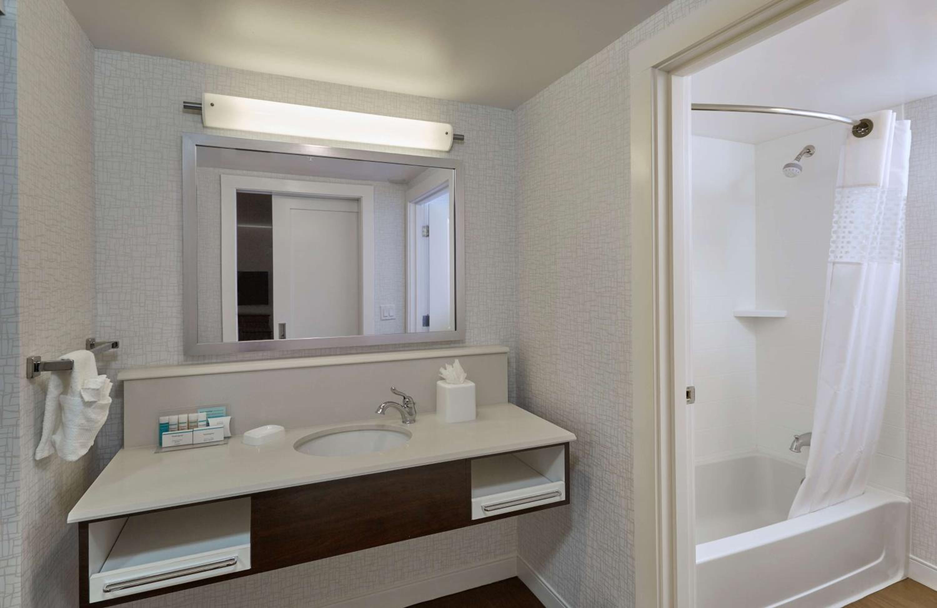Queen Room with Two Queen Beds - Hearing Access/Non-Smoking photo 2