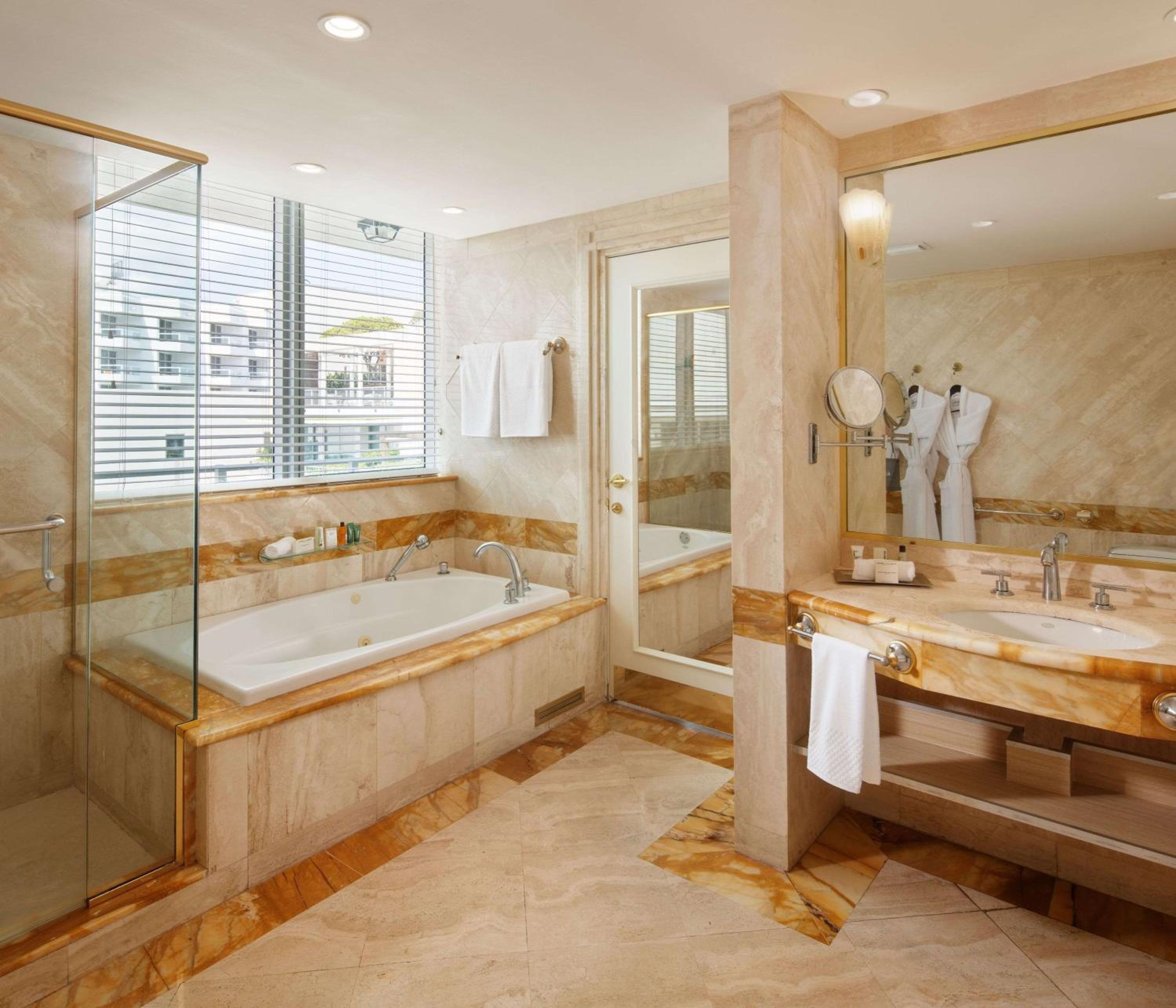 One-Bedroom King Suite - Oceanfront thumbnail 5