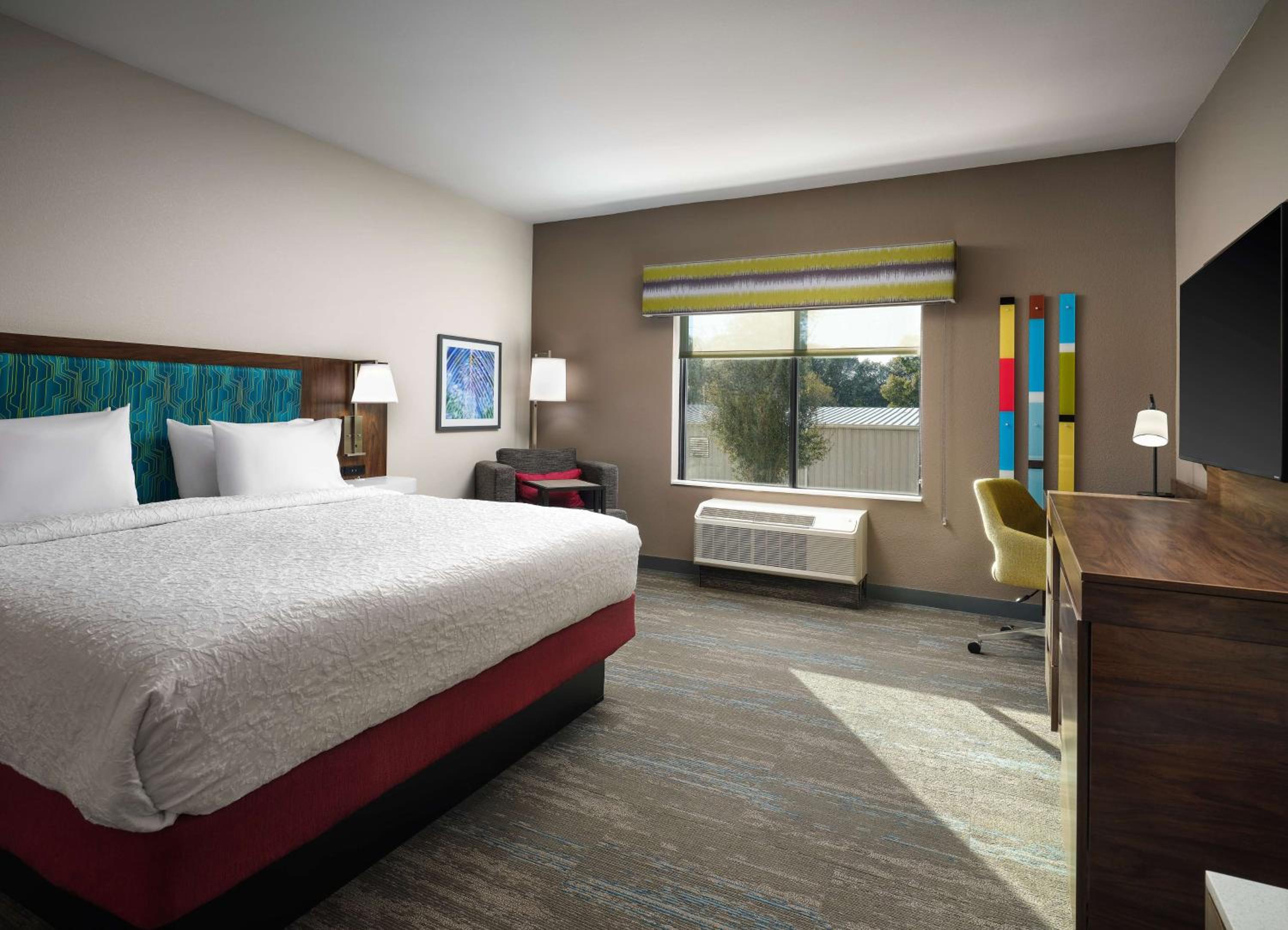 Large King Room - Hearing Accessible/Non-Smoking - Photo 5
