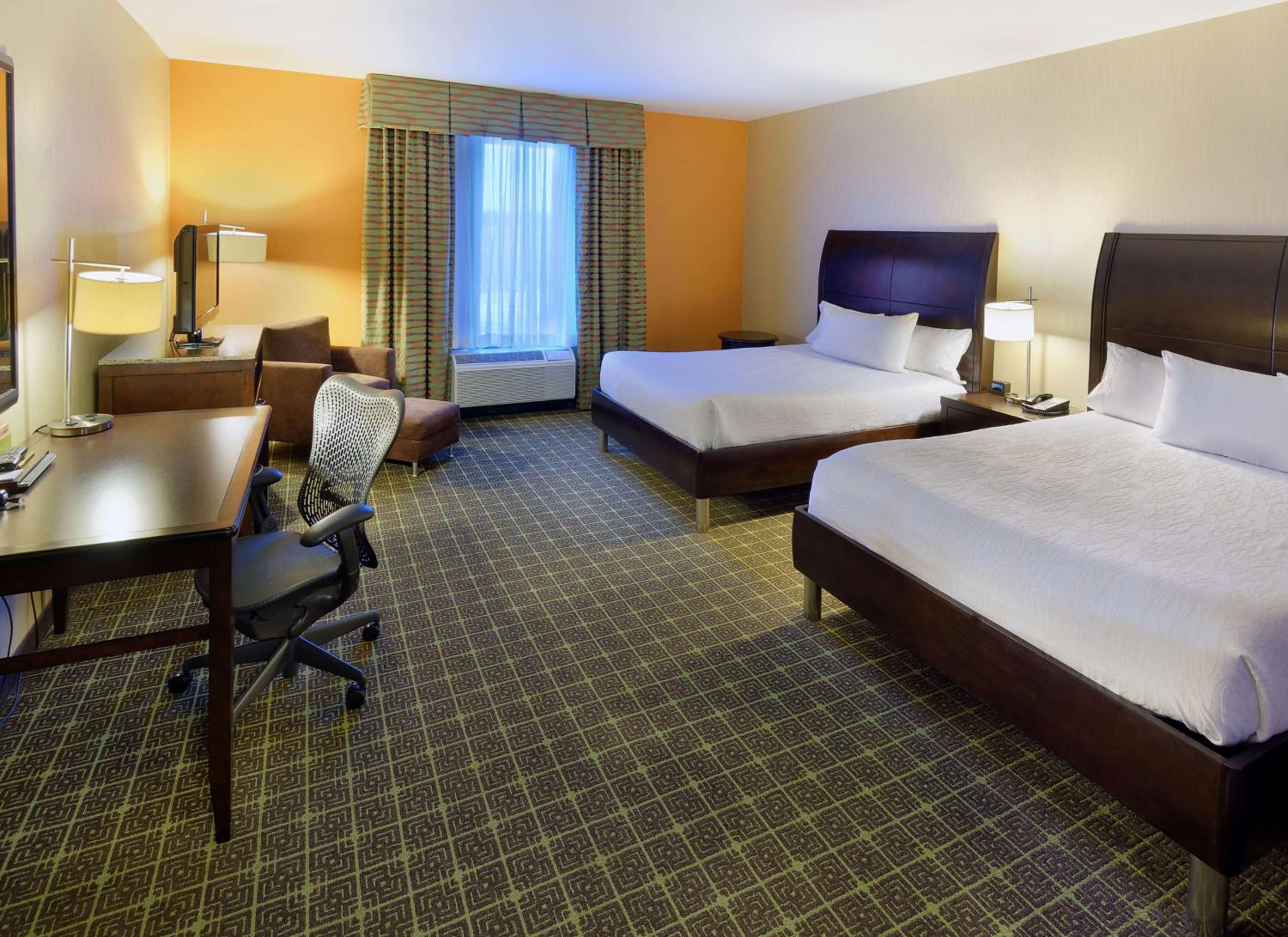 Queen Room with Two Queen Beds - Photo 3