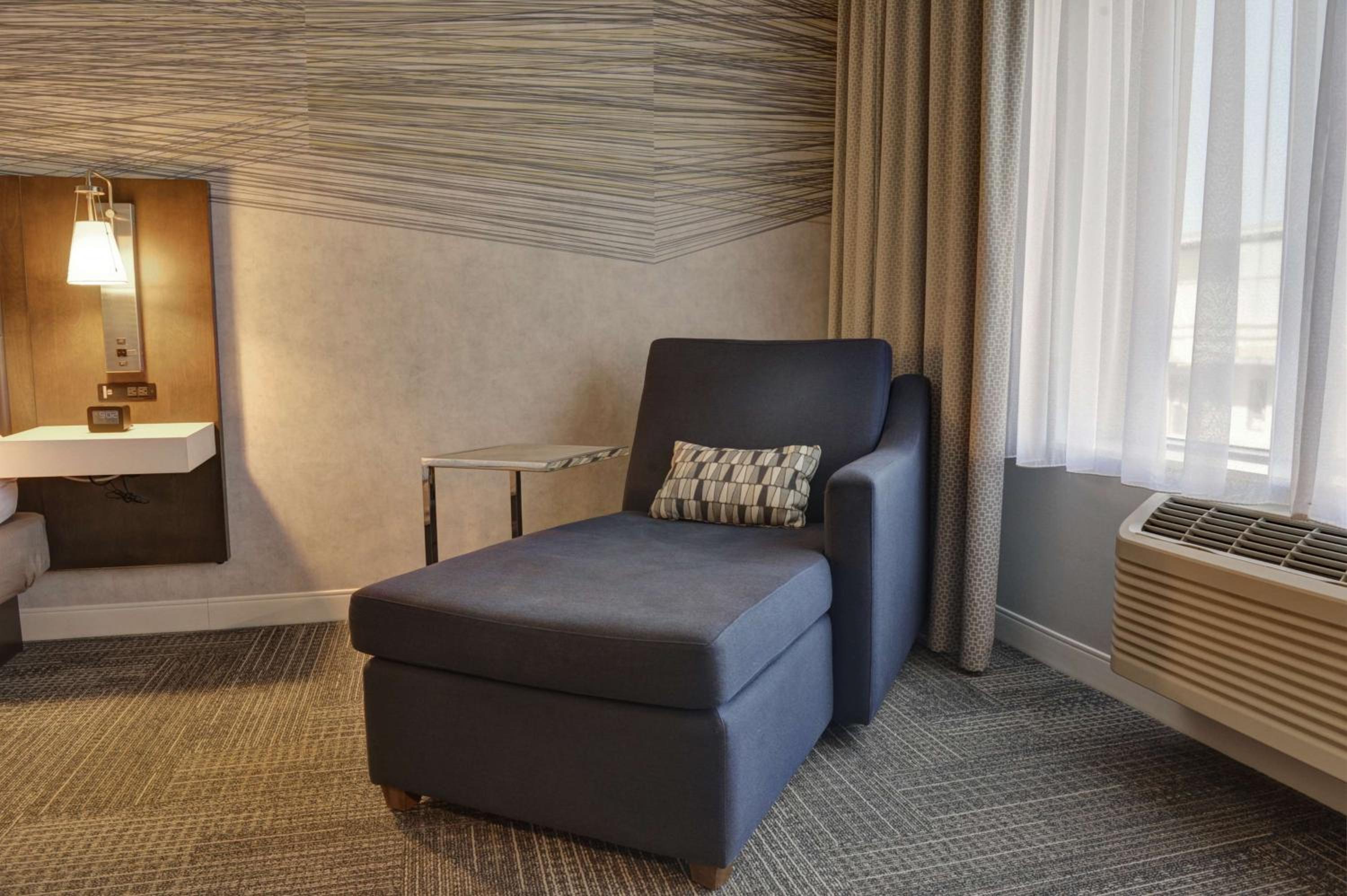 King Room with Mini Fridge - High Floor - Non-Smoking