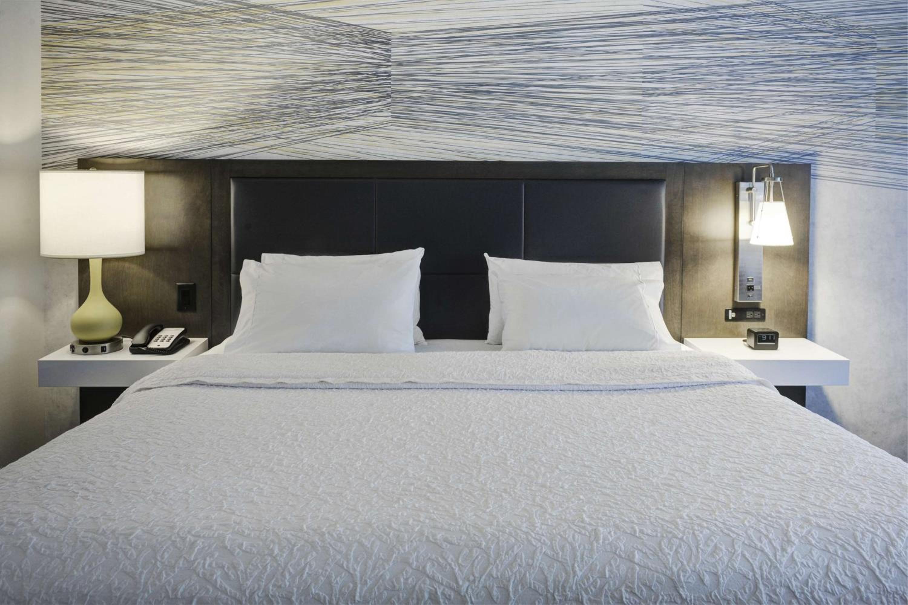 King Room with Sofa Bed and Mini Fridge - High Floor - Non-Smoking photo 2
