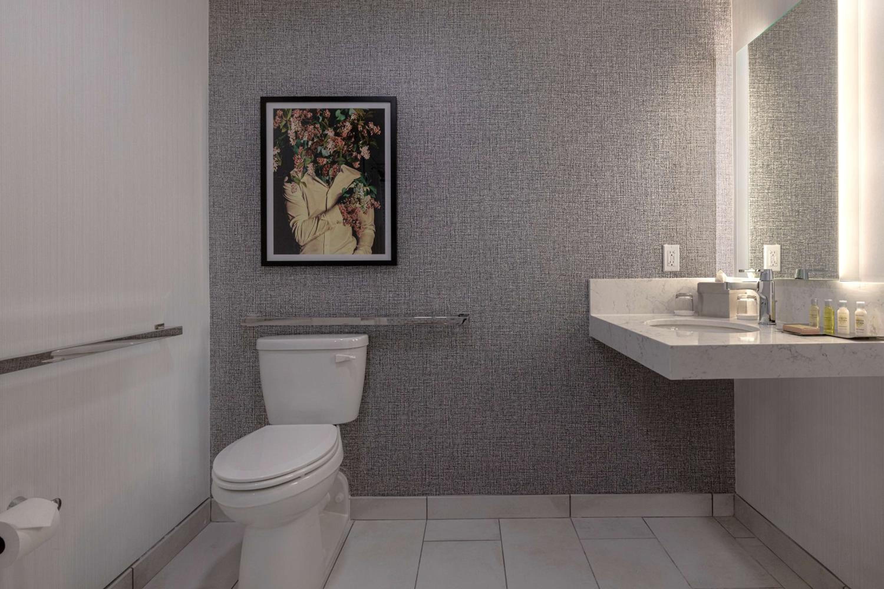Double Room with Bath Tub - Mobility/Hearing Accessible - Photo 12