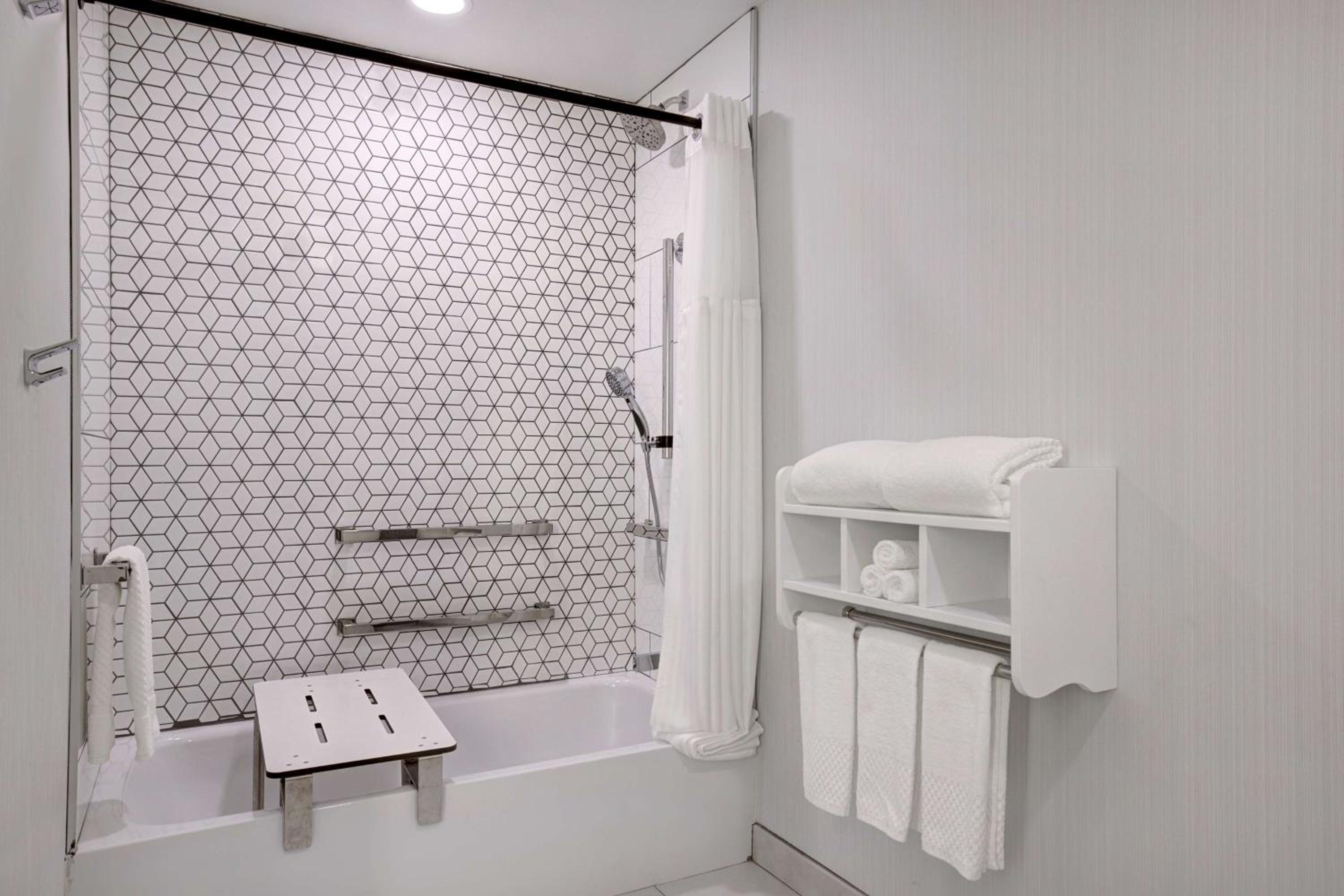 Double Room with Bath Tub - Mobility/Hearing Accessible - Photo 2