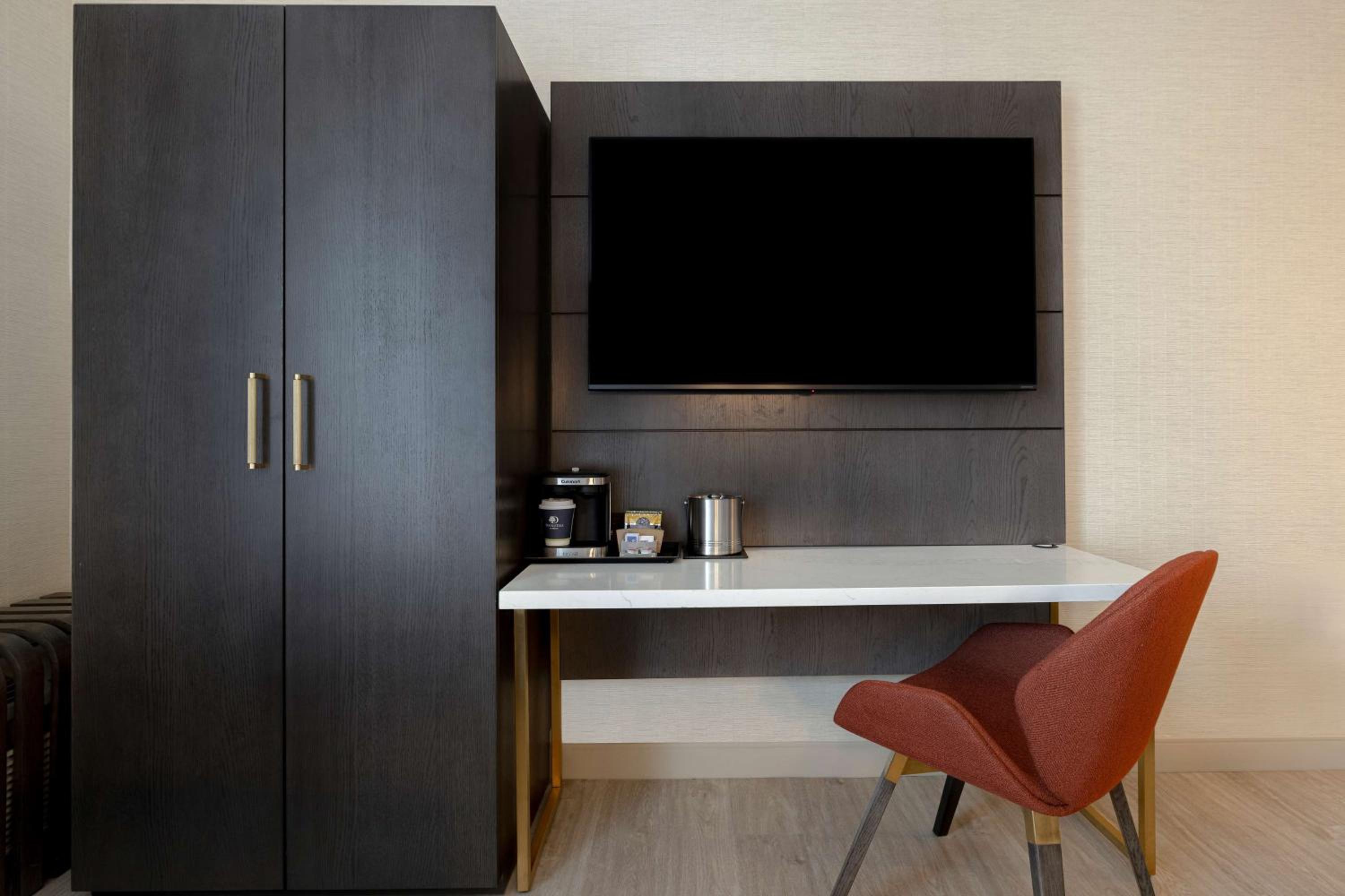 Double Room with Bath Tub - Mobility/Hearing Accessible - Photo 1