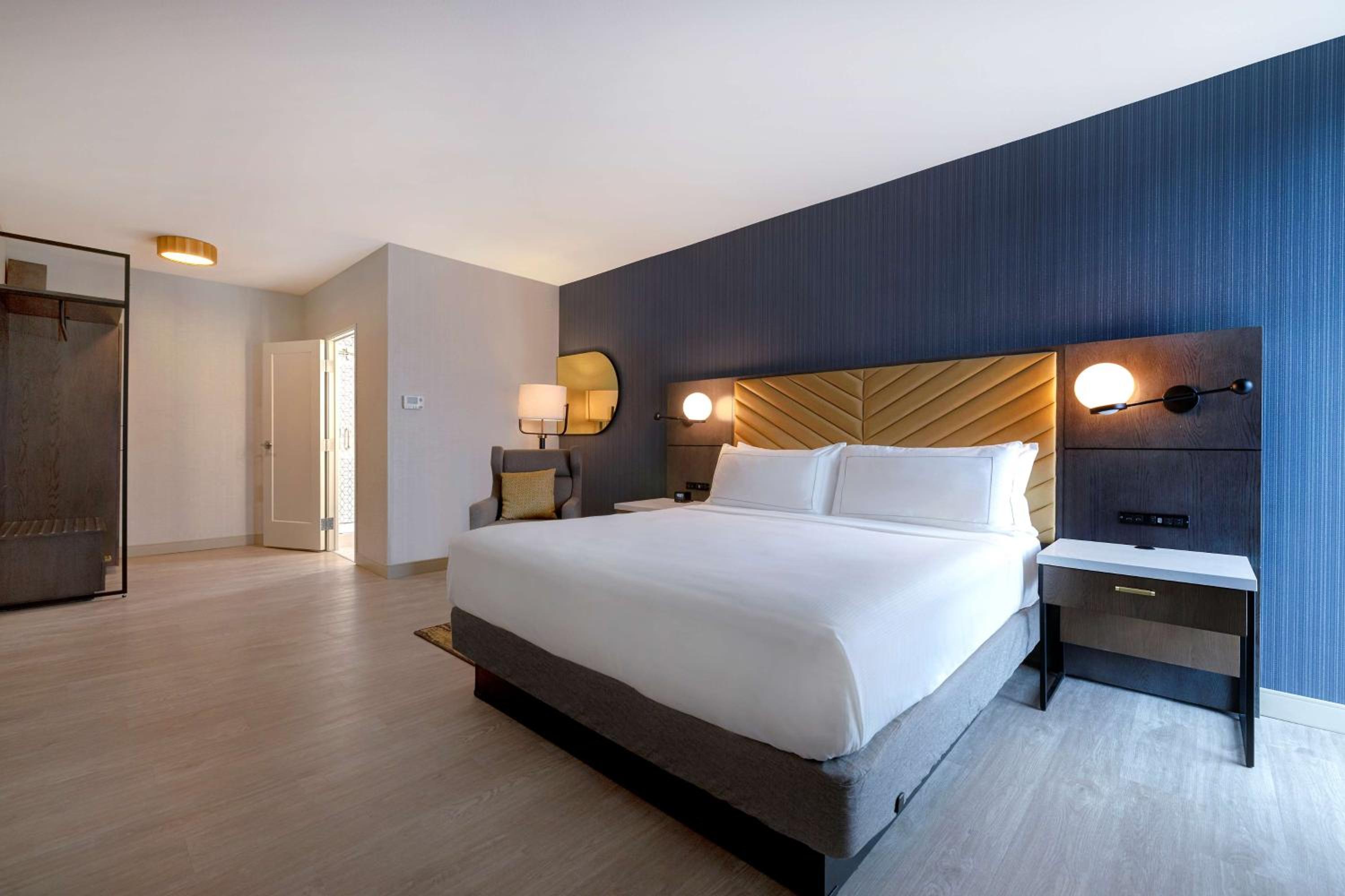 Two-Room King Suite - Photo 3