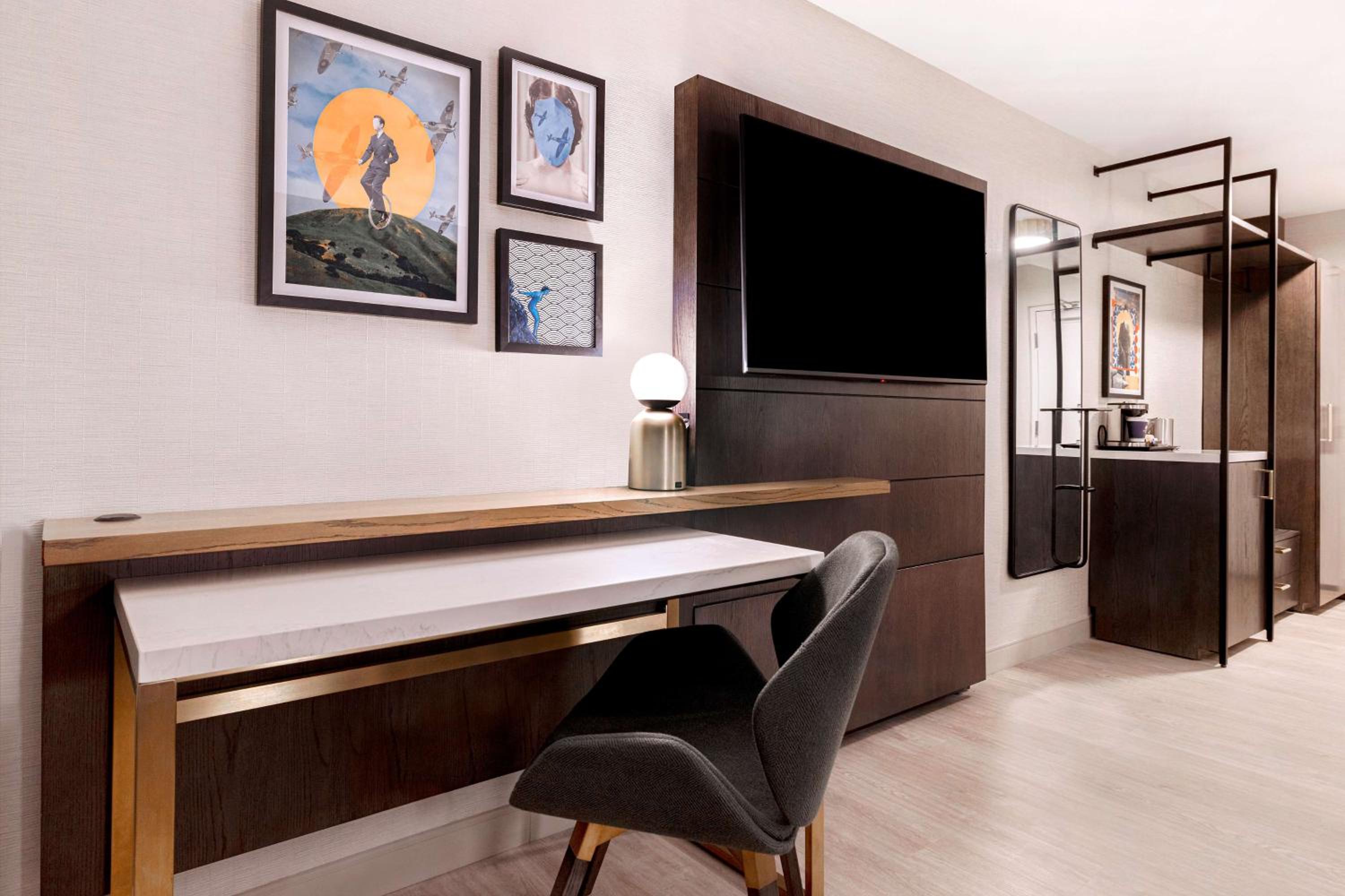 Junior King Suite with Seating Area - Photo 1